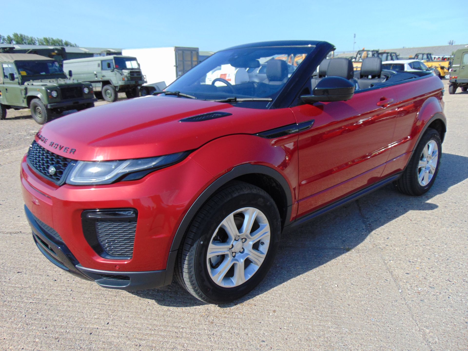 2017 model year a NEW & UNUSED Range Rover Evoque 2.0 i4 HSE dynamic convertible - Image 12 of 39