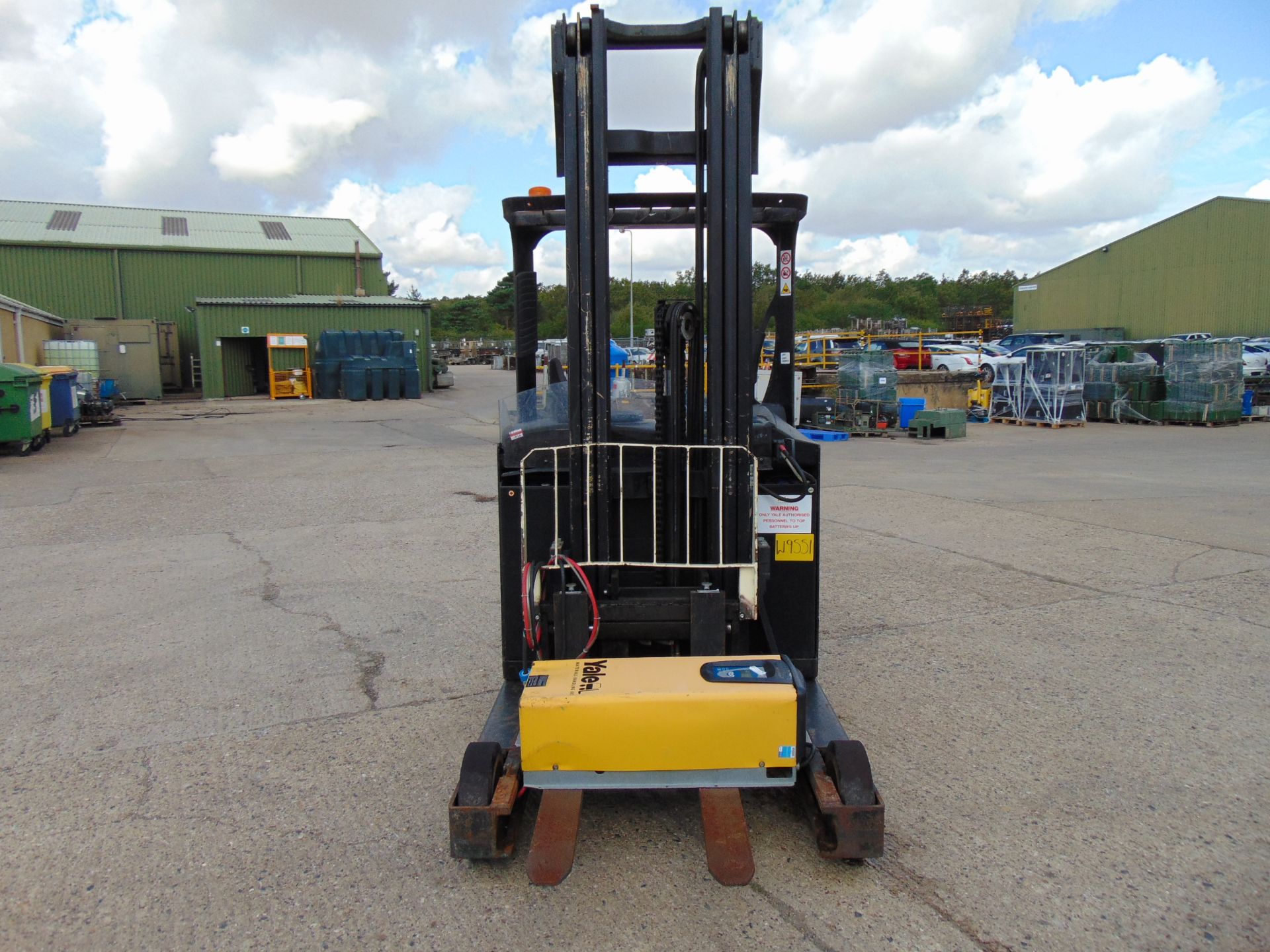 Yale MR16 Electric Reach Fork Lift Truck c/w Battery Charger ONLY 703 hours! - Image 2 of 19