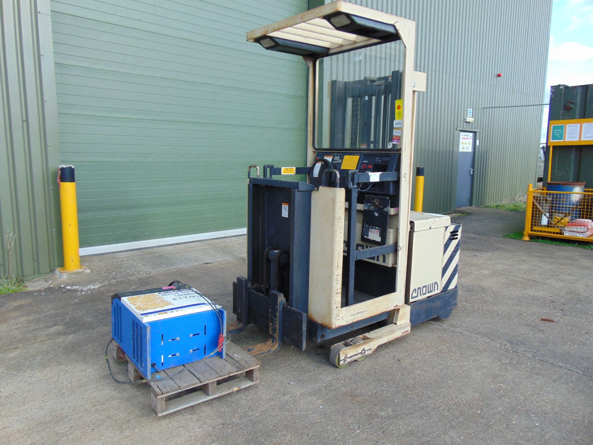 Crown SP36 1000kgs Stockpicker Man Up Electric Forklift ONLY 1,556 HOURS! - Image 2 of 18