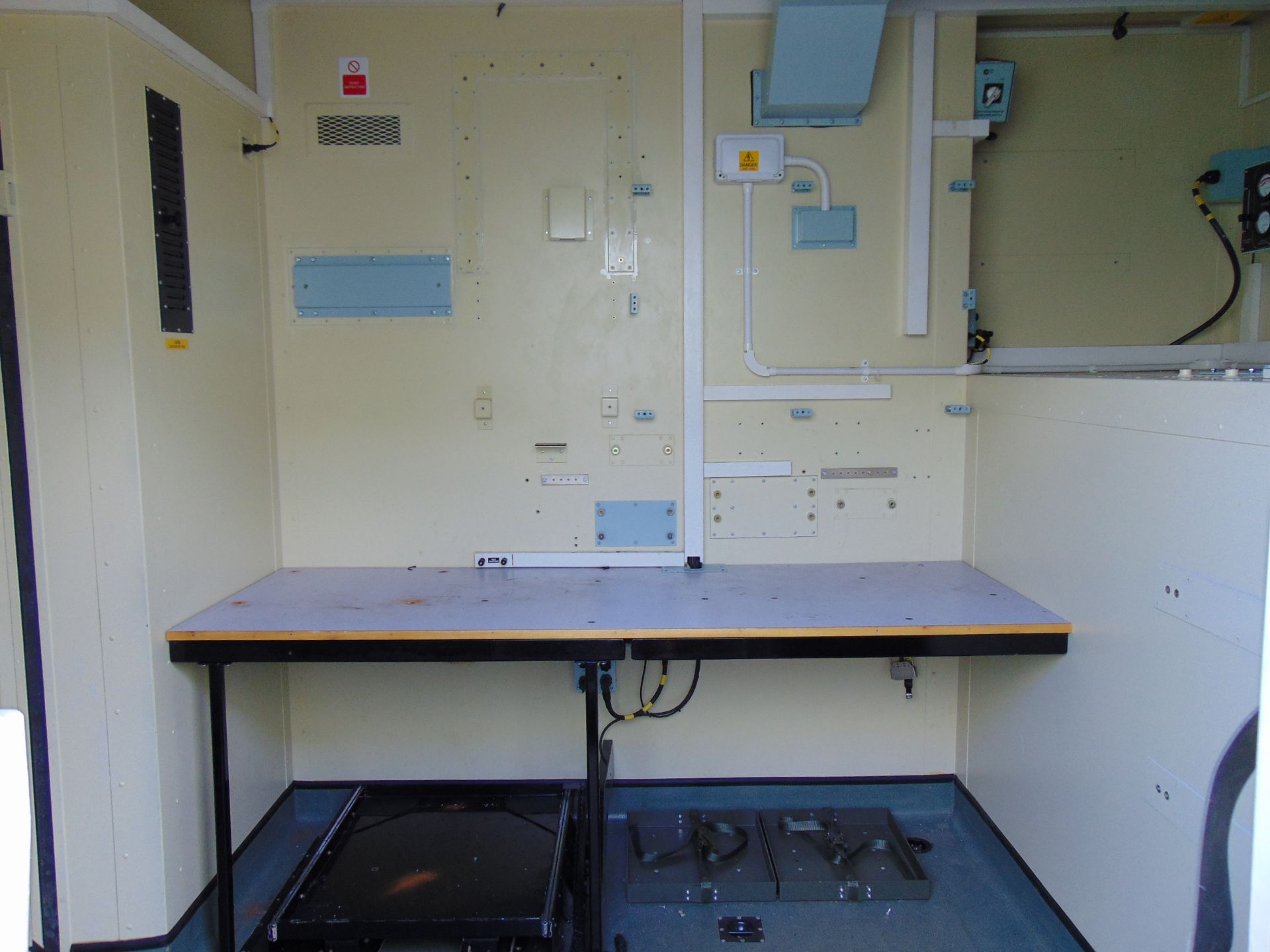 Demountable Workshop / Communications Cabin - Bild 21 aus 21