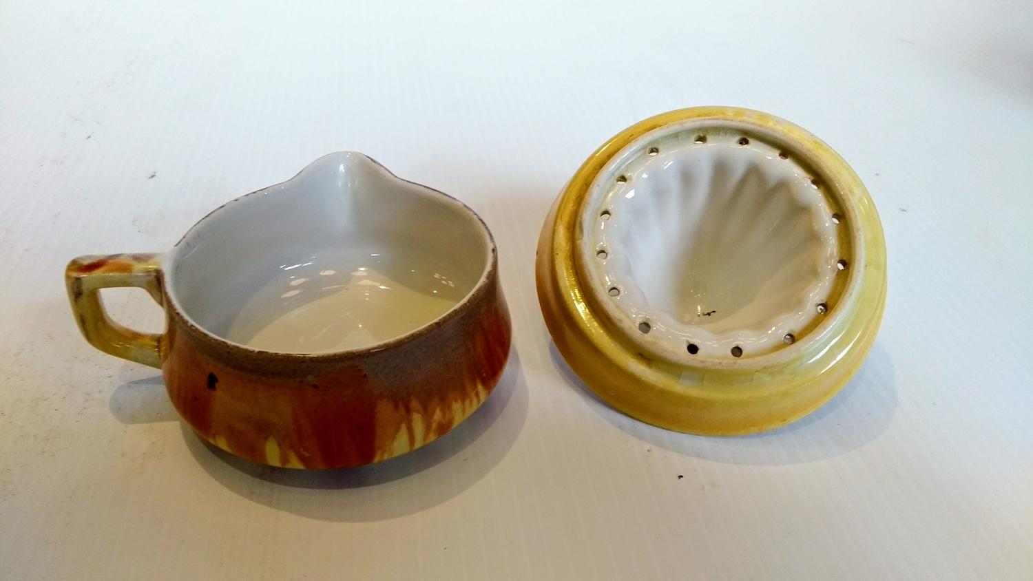 A Shelley dripware lemon squeezer and jug glazed in tones of yellow and brown, printed mark to base, - Bild 2 aus 3