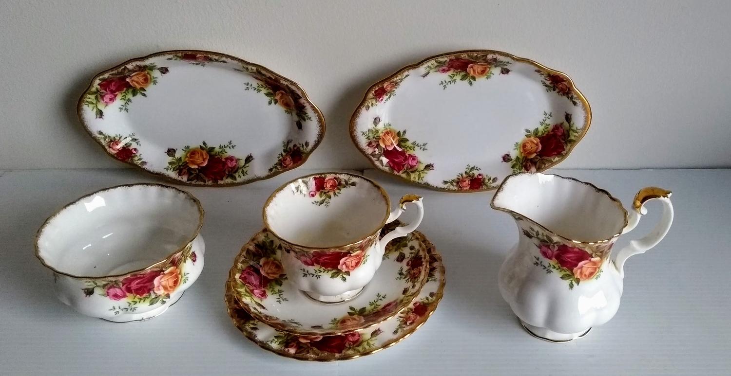 A Royal Albert Old Country Roses tea service comprising 6 cups/saucers/plates, sugar bowl, jug and - Bild 2 aus 3