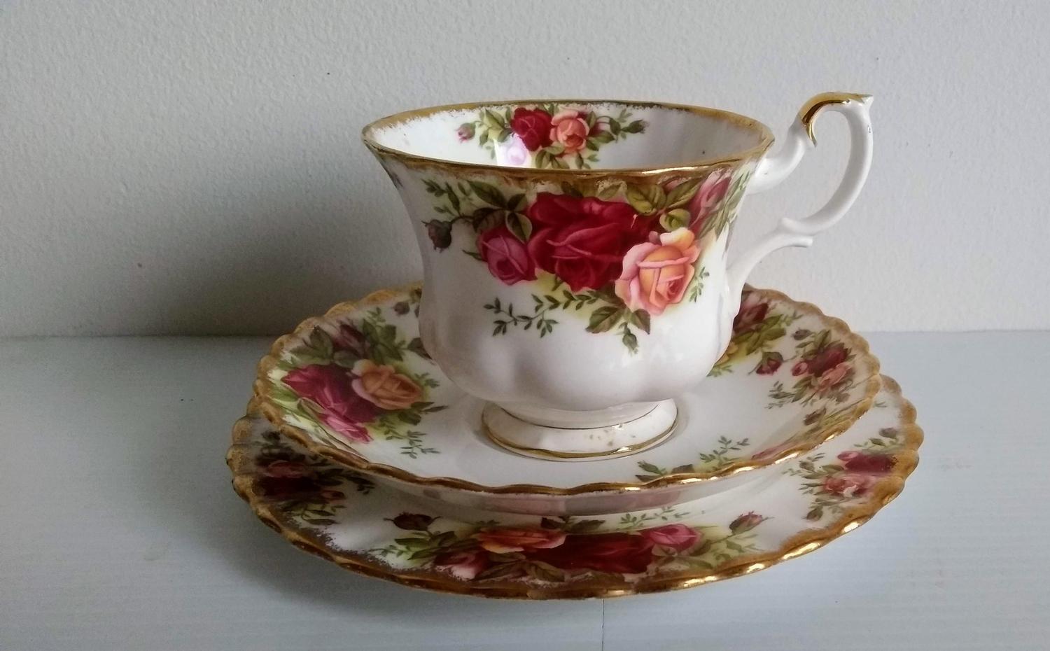 A Royal Albert Old Country Roses tea service comprising 6 cups/saucers/plates, sugar bowl, jug and