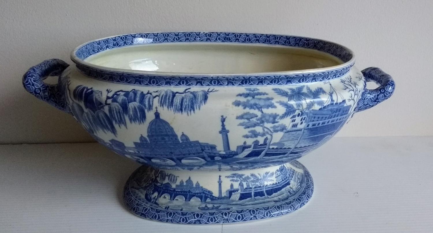 A Spode pearlware soup tureen, circa 1820, printed in underglaze blue with a view of Rome from the - Bild 2 aus 4