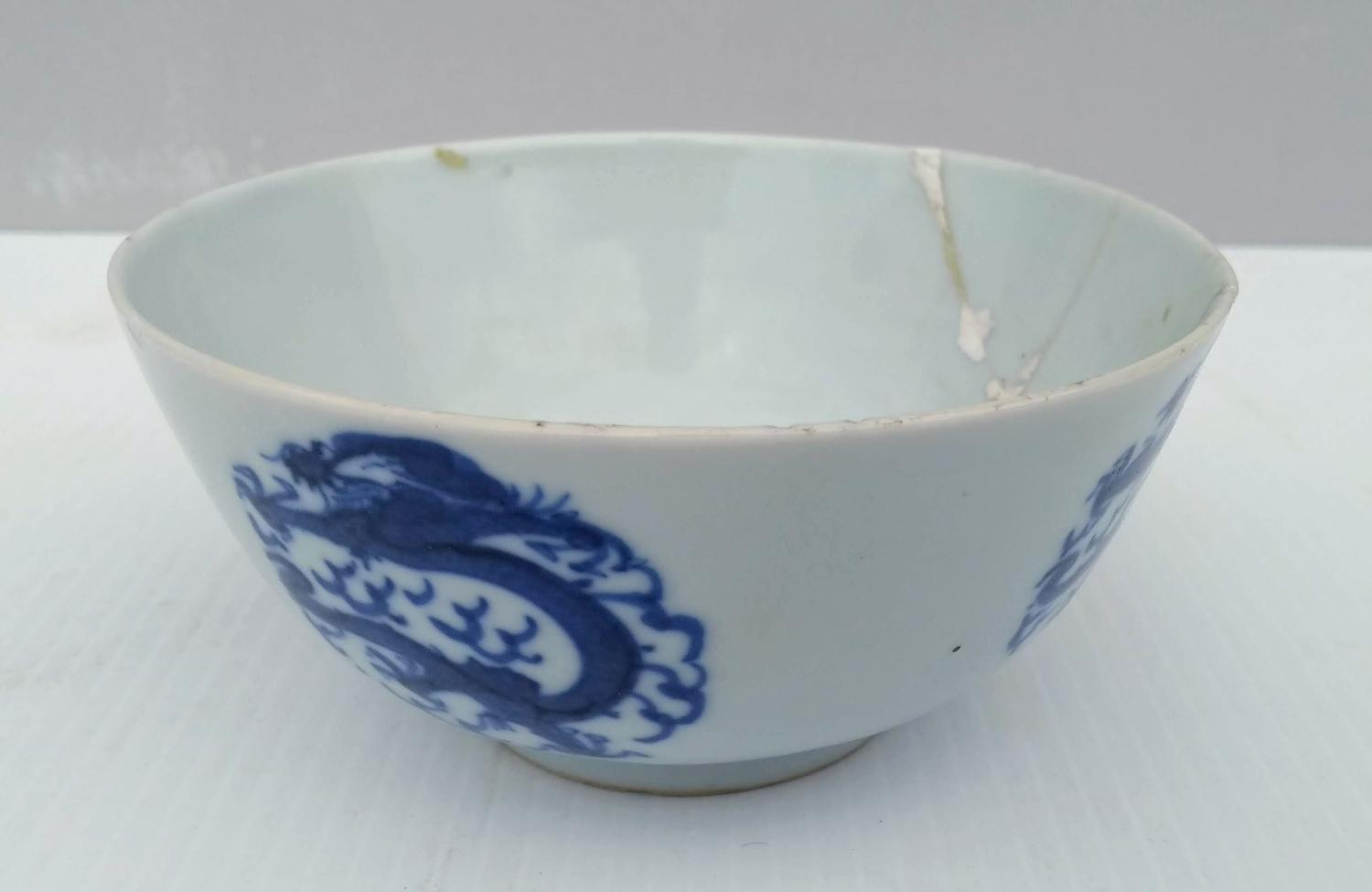 An assortment of Oriental porcelain to include: a blue and white baluster jar and cover with - Image 7 of 20