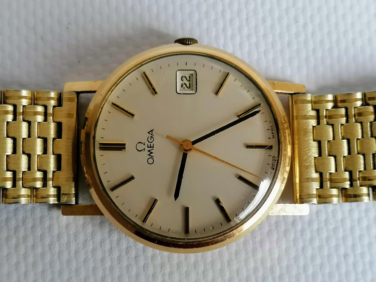 A vintage Omega men's wristwatch with sweeping seconds hand, date aperture, baton markers,
