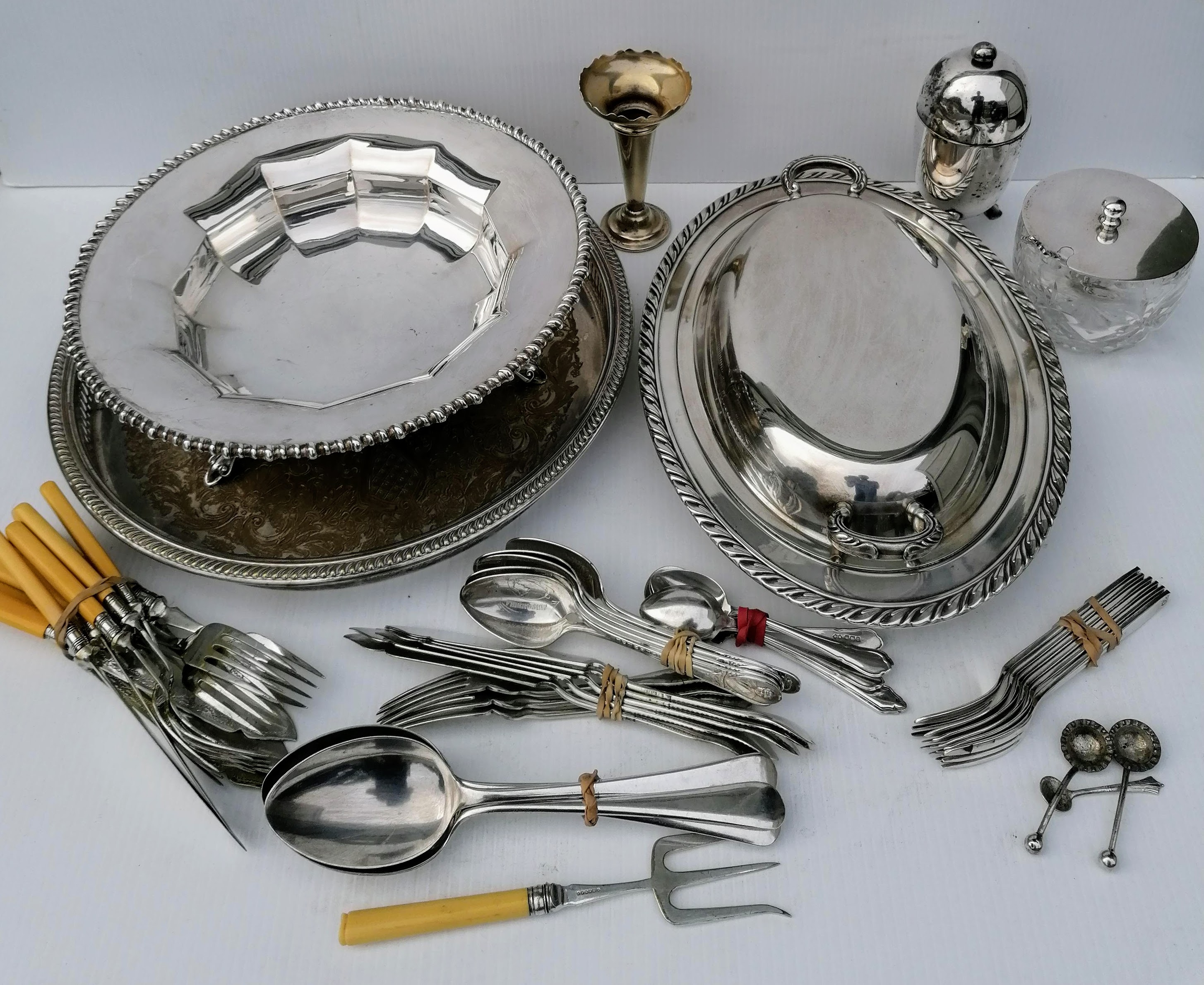 A selection of silver plate including a tea set, tray, tazza, flatware, etc - Bild 2 aus 2