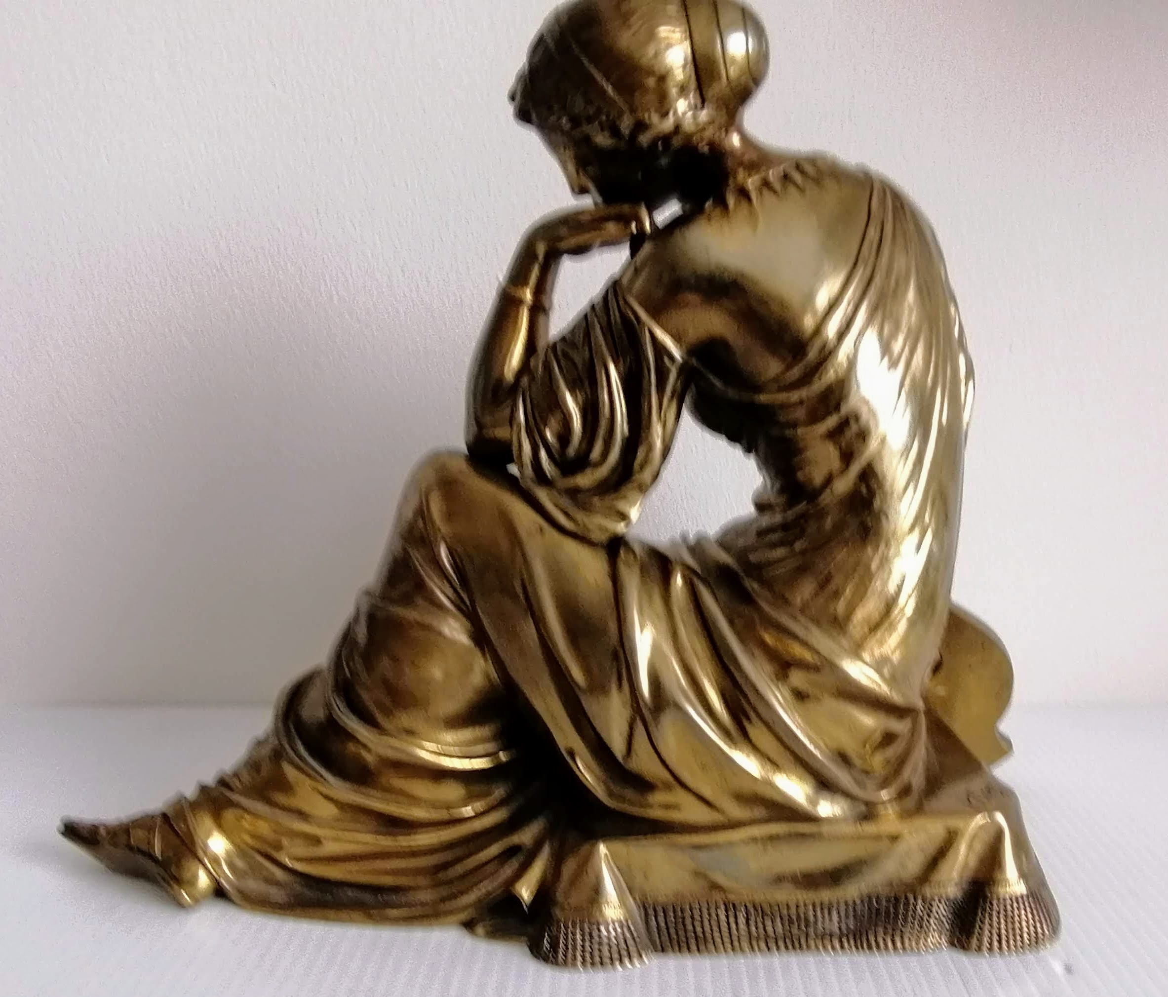 A bronze patinated figure of seated Sappho with lyre, signed Rlay to base, 24 cm W x 30 cm H - Bild 2 aus 4