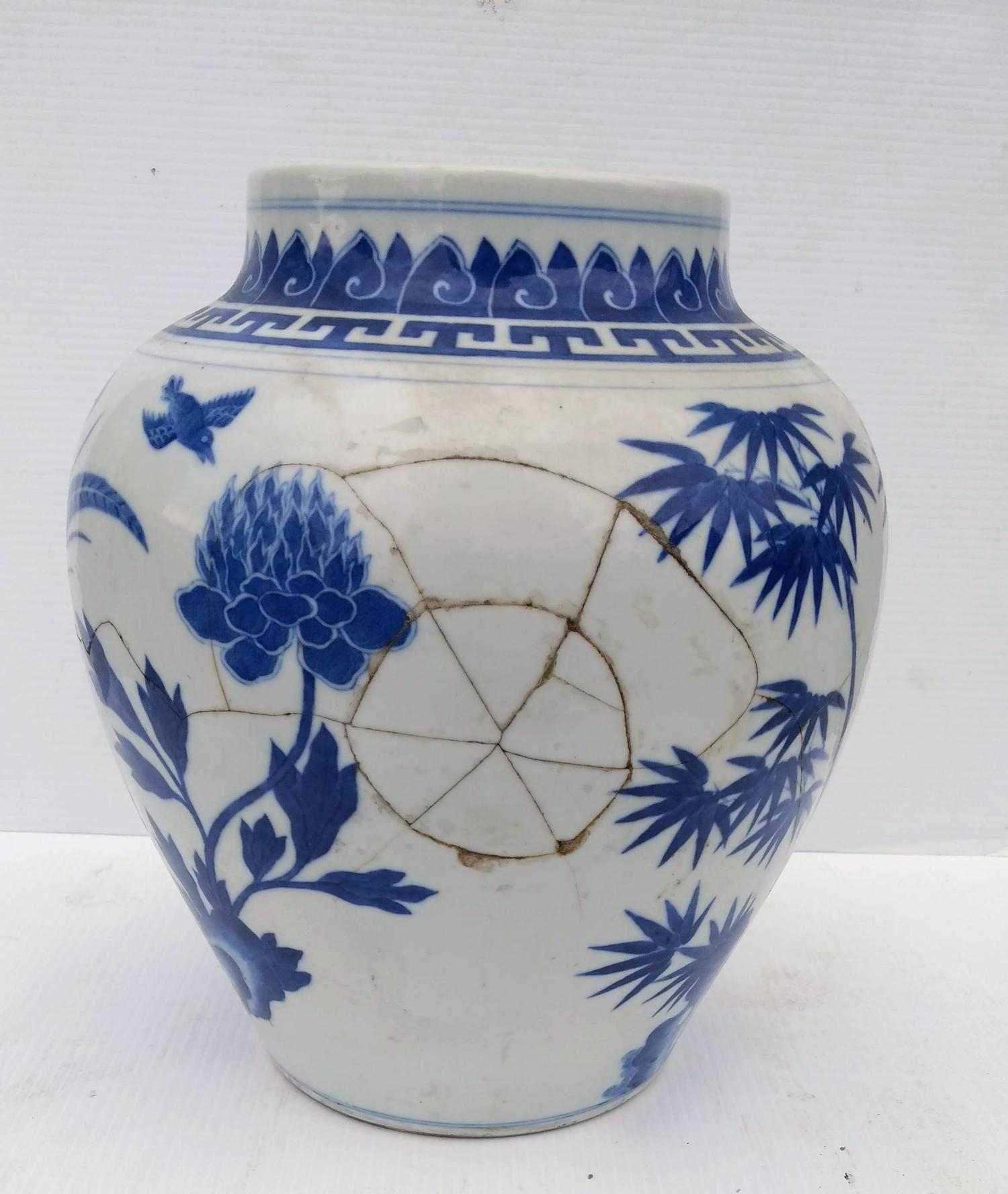 An assortment of Oriental porcelain to include: a blue and white baluster jar and cover with - Image 5 of 20