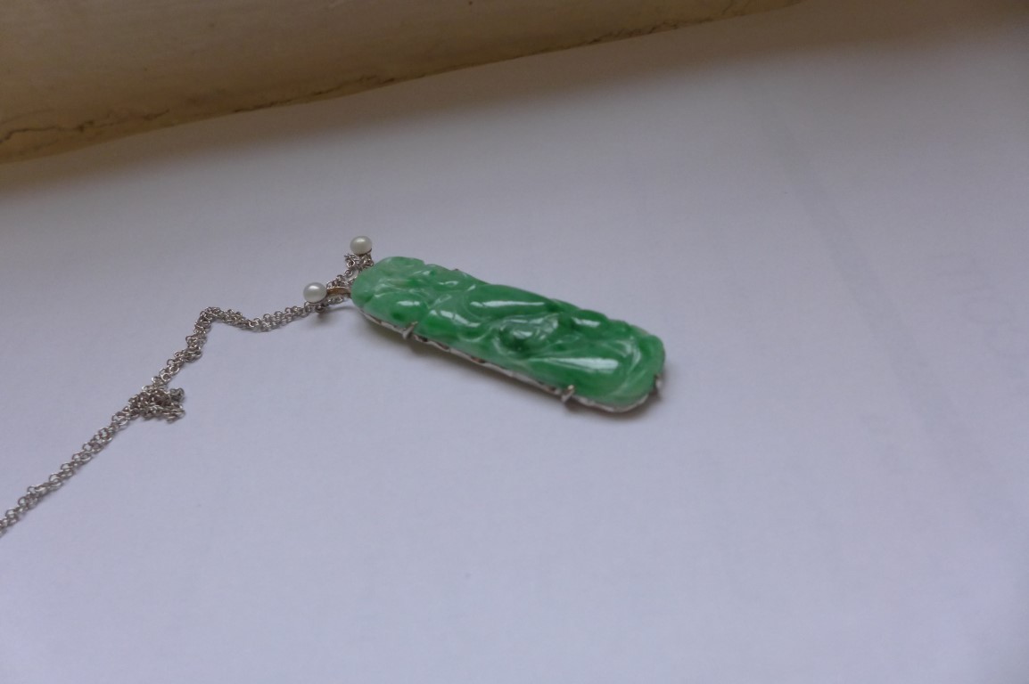 A jade and cultured pearl pendant The carved and pierced jadeite panel depicting gourds and fauna, - Image 5 of 17