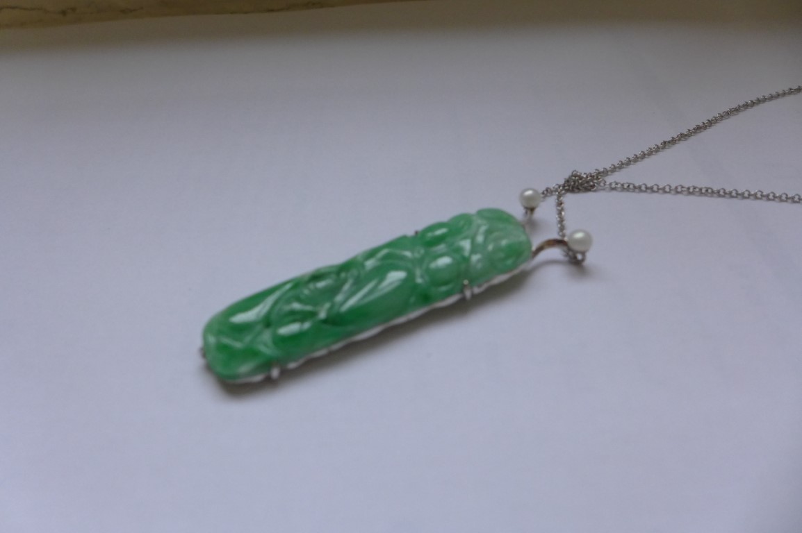 A jade and cultured pearl pendant The carved and pierced jadeite panel depicting gourds and fauna, - Image 3 of 17