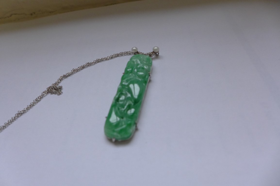 A jade and cultured pearl pendant The carved and pierced jadeite panel depicting gourds and fauna, - Image 4 of 17