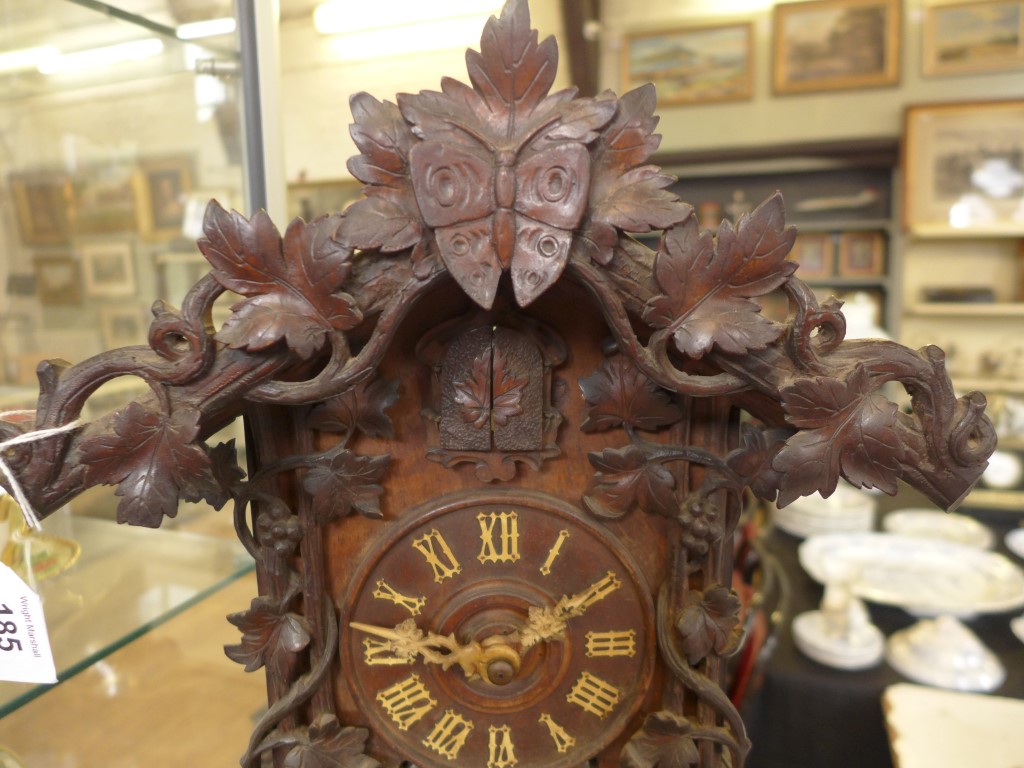 A Victorian Black Forest carved wood cuckoo mantle clock Carved with oak leaves, central butterfly - Image 17 of 19