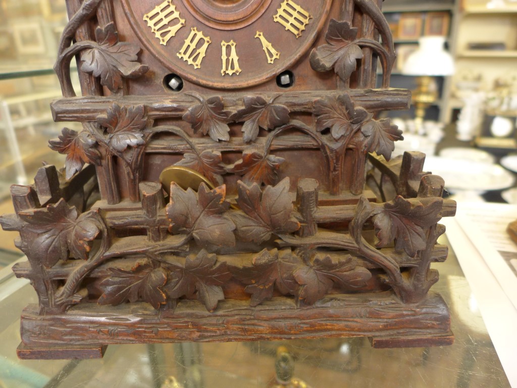 A Victorian Black Forest carved wood cuckoo mantle clock Carved with oak leaves, central butterfly - Image 16 of 19