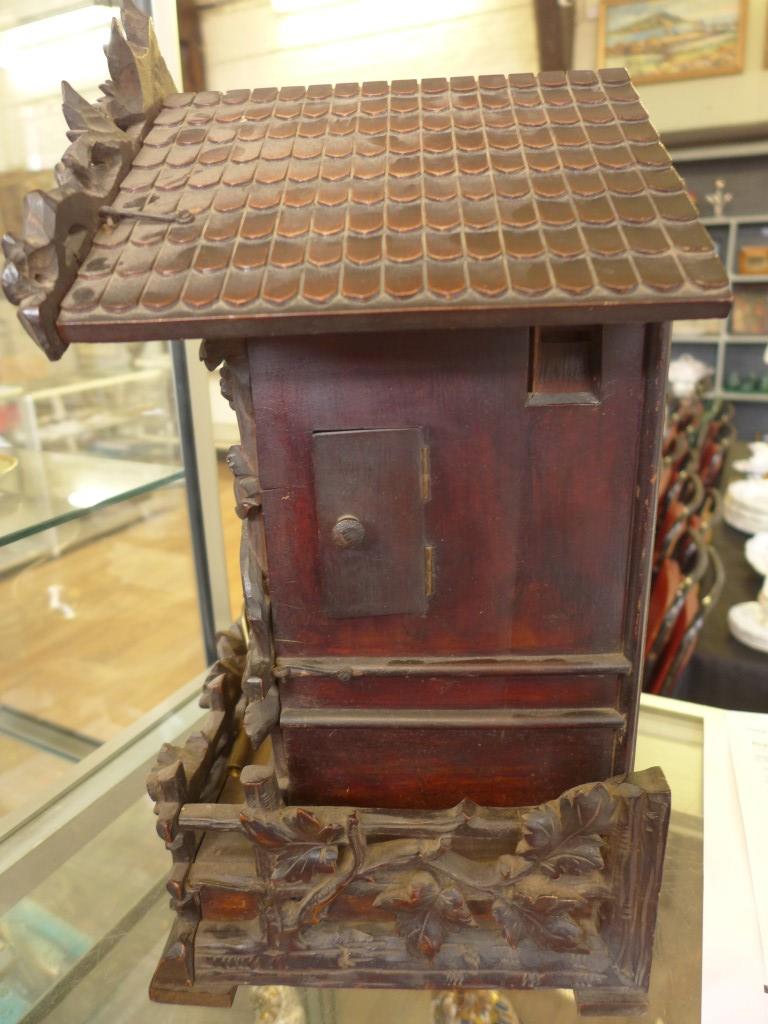 A Victorian Black Forest carved wood cuckoo mantle clock Carved with oak leaves, central butterfly - Image 18 of 19