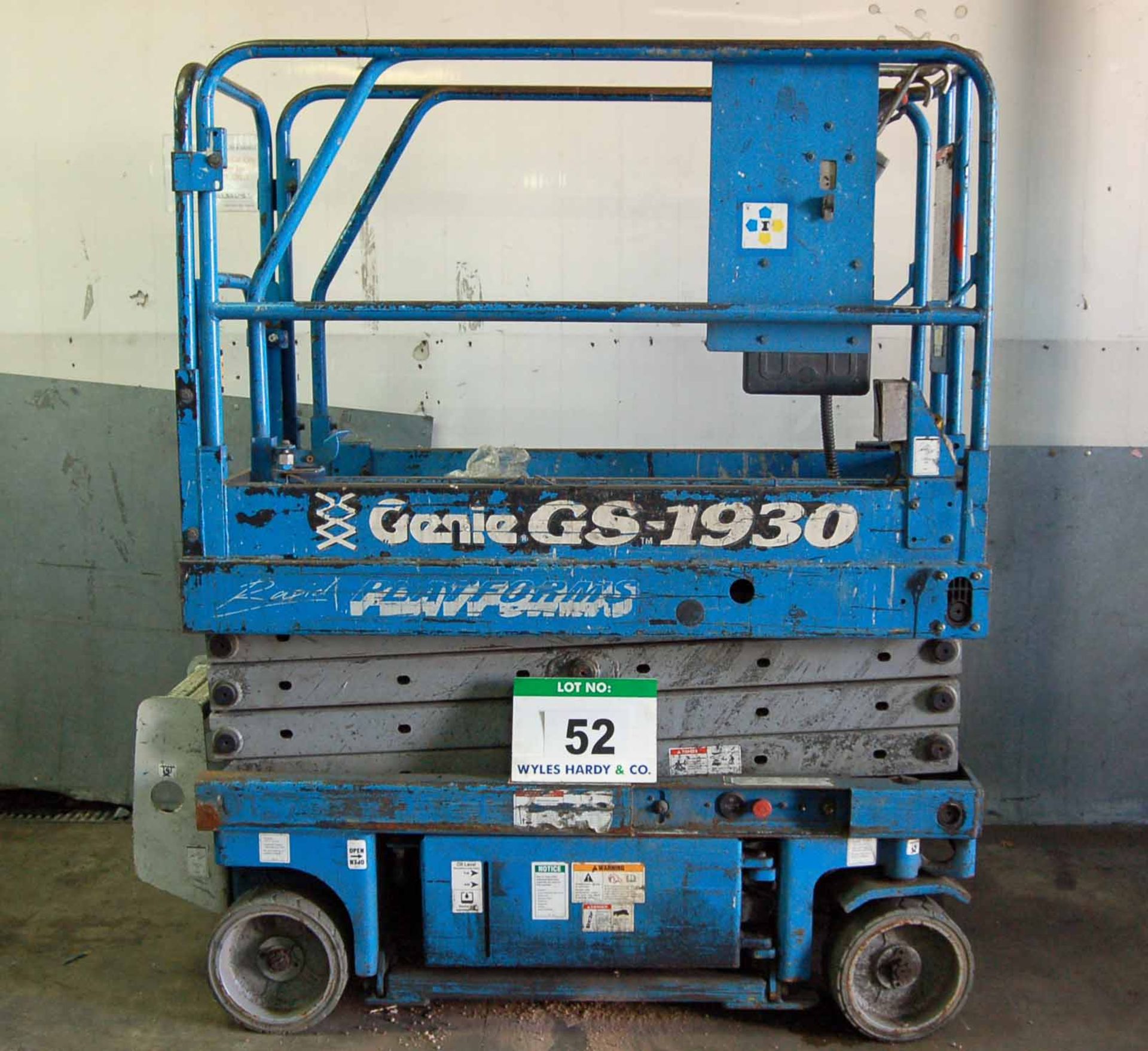 A GENIE GS-1930 Mobile Battery Electric Platform Scissor Lift, 19ft/5.8M Height, 113Kg capacity (