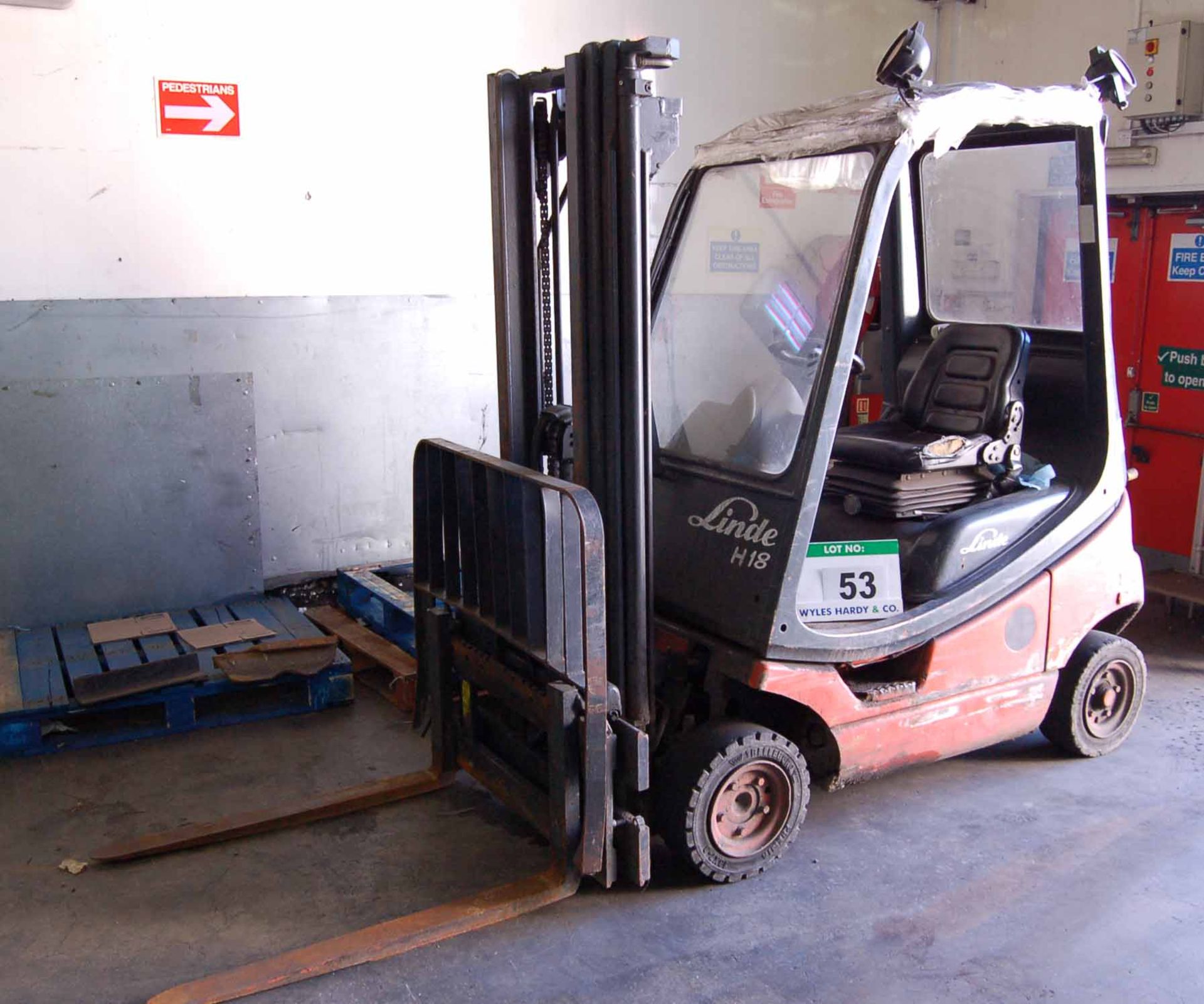 A LINDE H18T 1800Kg capacity LPG Gas Forklift Truck, Serial No. H2X350S02358, with