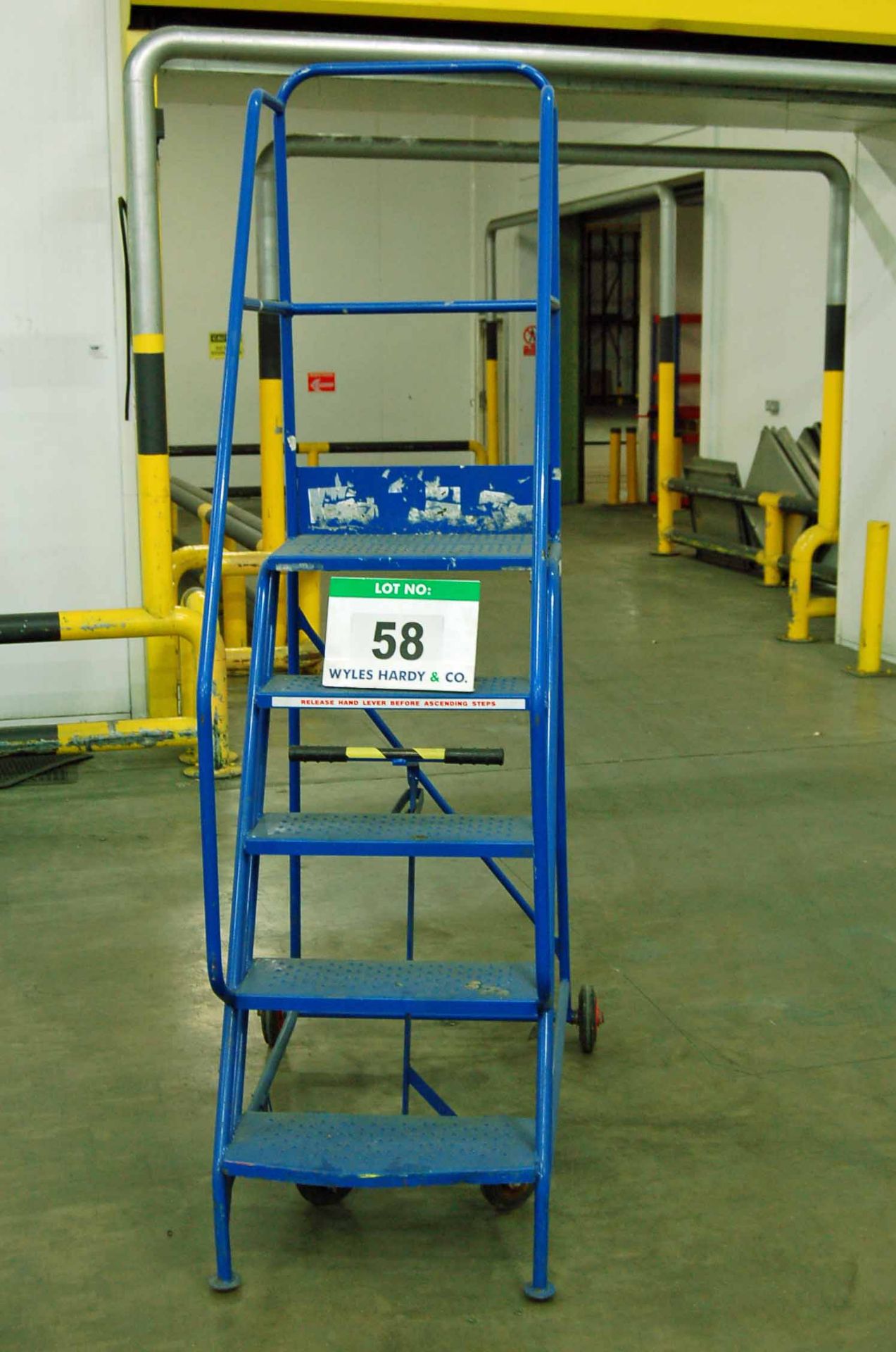 A Blue Steel 5-Tread Mobile Safety Steps, 1.2M Platform Height