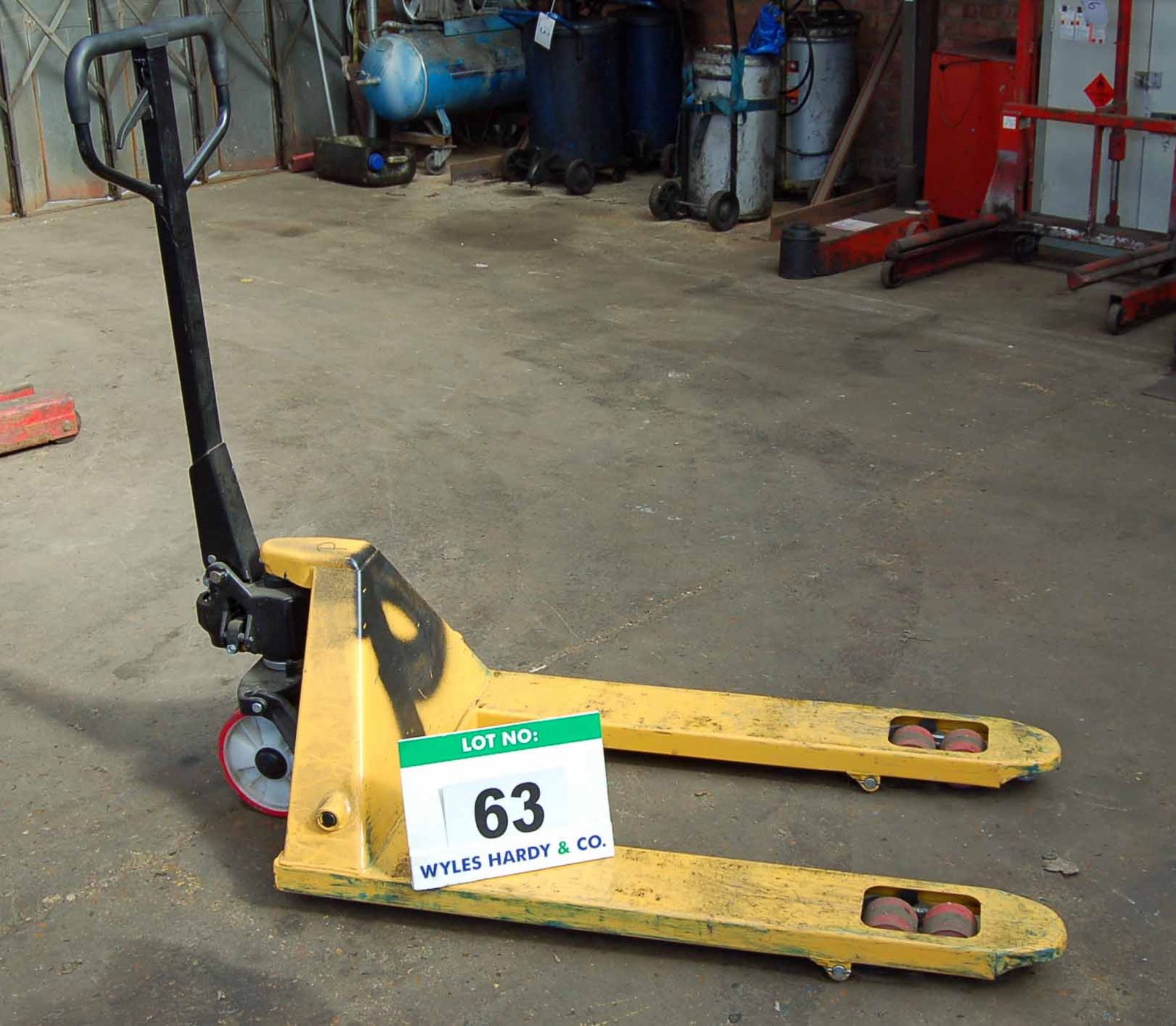 A Yellow Steel Manual Hydraulic Pallet Truck, 2500Kg capacity