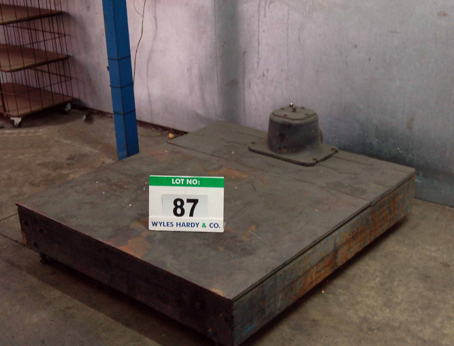 An Approx. 1.4M x 1.25M Steel Portable Platform Scales with A Wall mounted SYTEM 1X 1500Kg x 0.5Kg