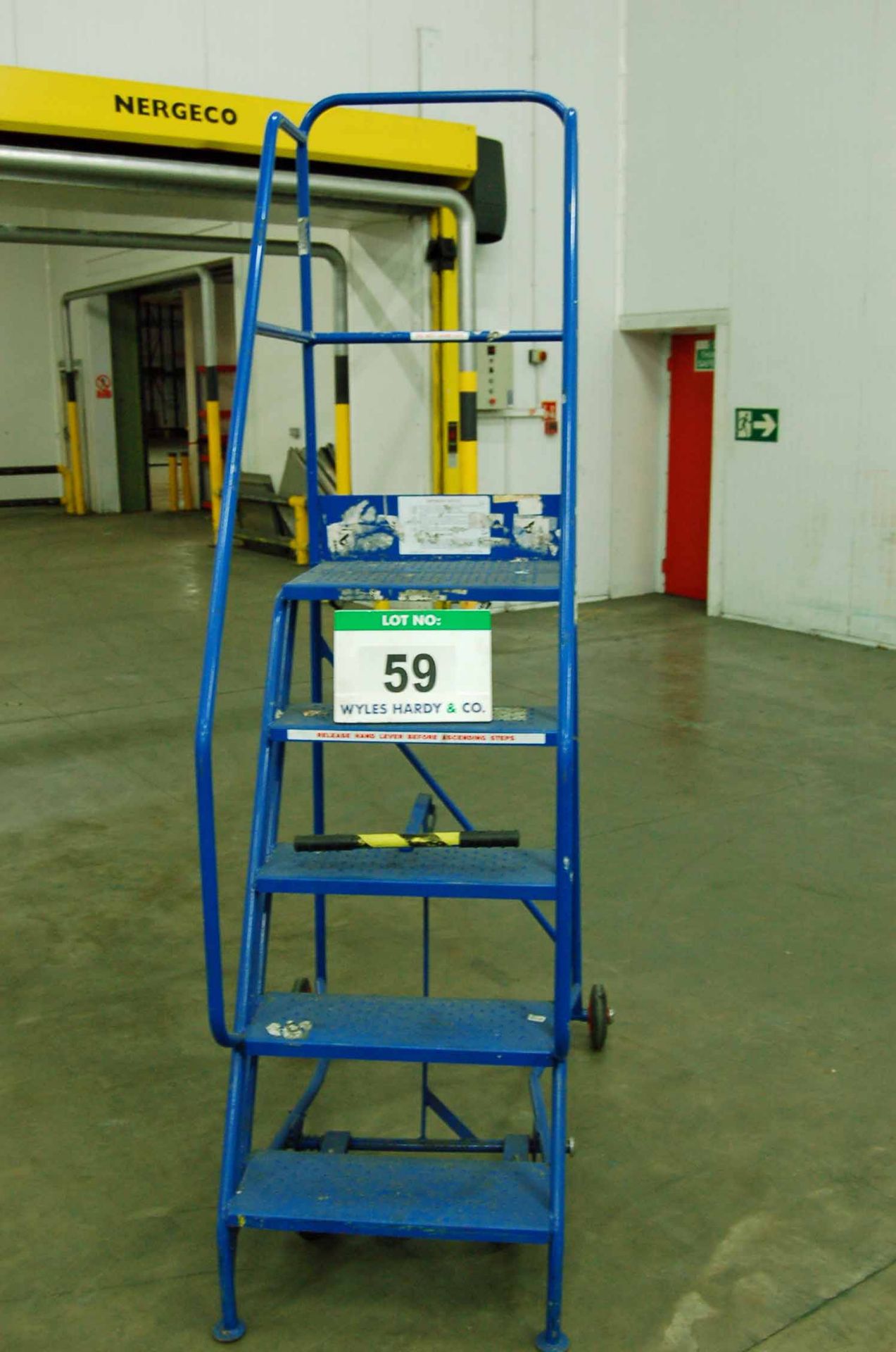 A Blue Steel 5-Tread Mobile Safety Steps, 1.2M Platform Height