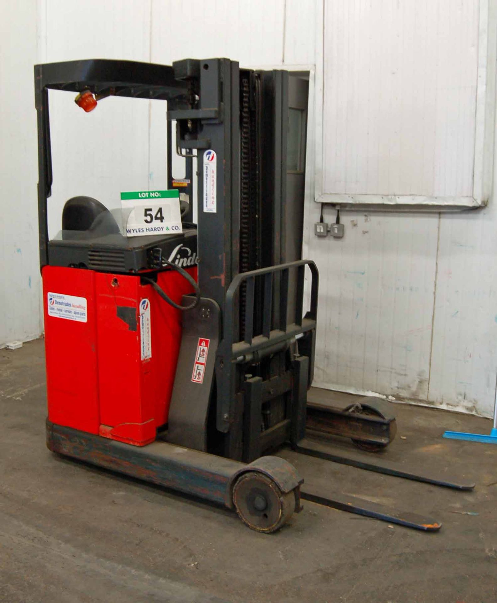 A LINDE R14 Battery Electric Reach Truck, Serial No. 113H010464/4, with Duplex Mast, Side Shift,