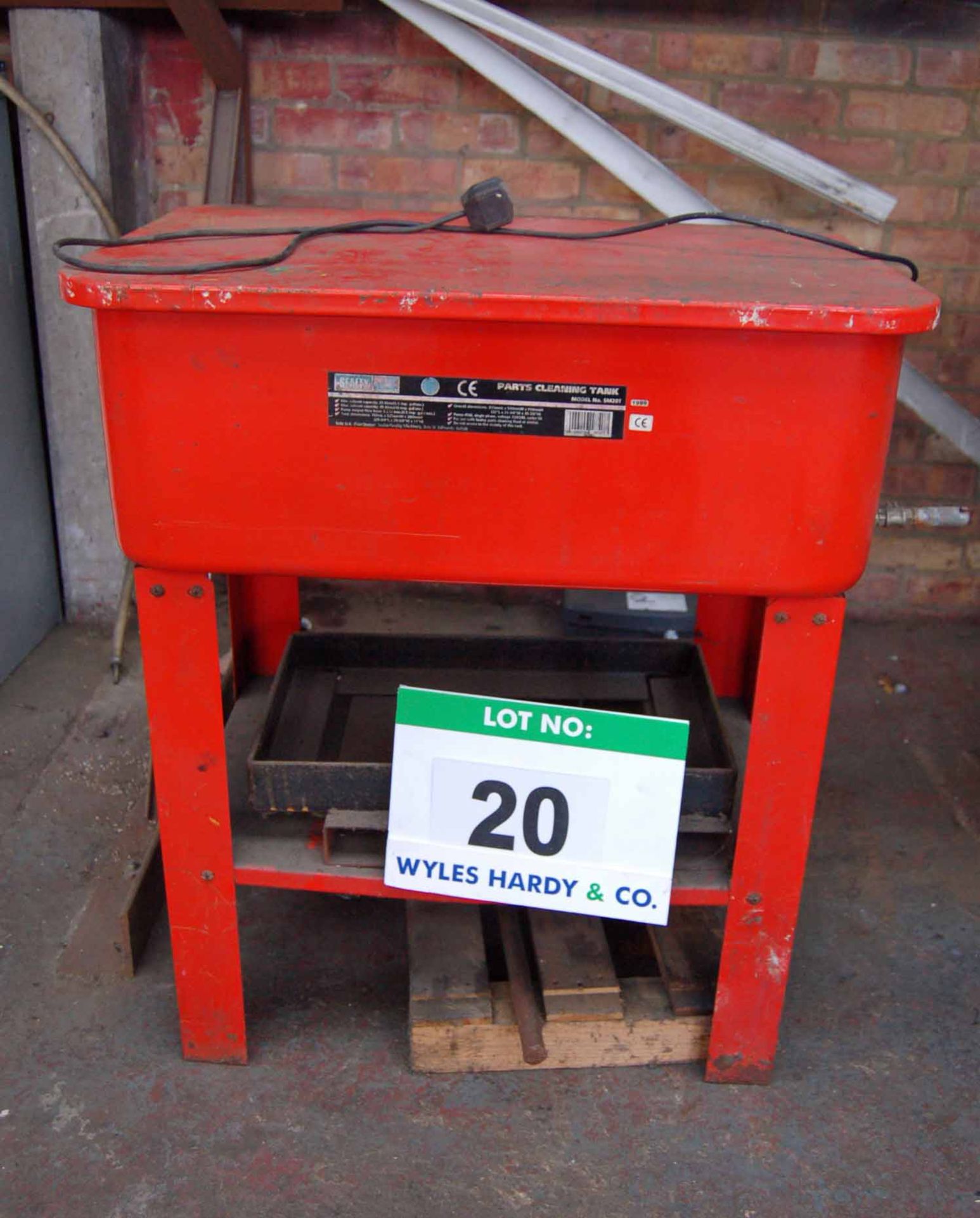 A SEALEY SM20T Red Plastic Parts Cleaning Tank with Steel Frame (240V)