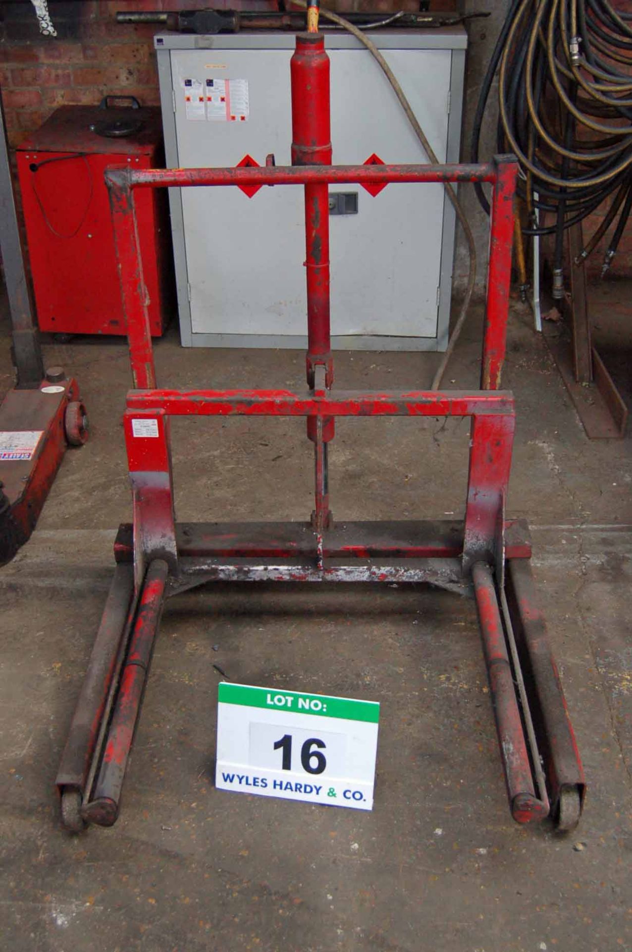 An AC HYDRAULICS W50T Manual Hydraulic Mobile Commercial Vehicle Wheel Lift, 500Kg capacity