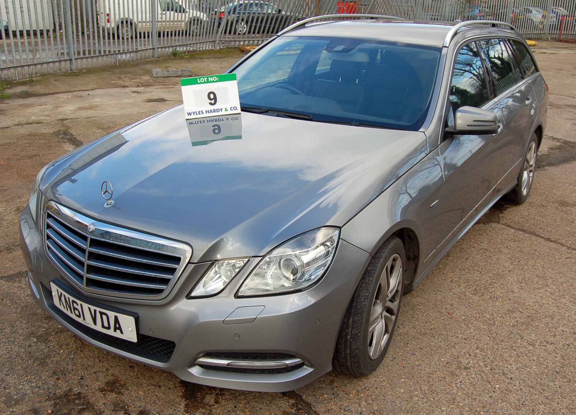 A MERCEDES BENZ E250 Avantgarde 2.2 CDI Blue Efficiency 5-Door, Automatic, Diesel Estate Car, - Image 2 of 7