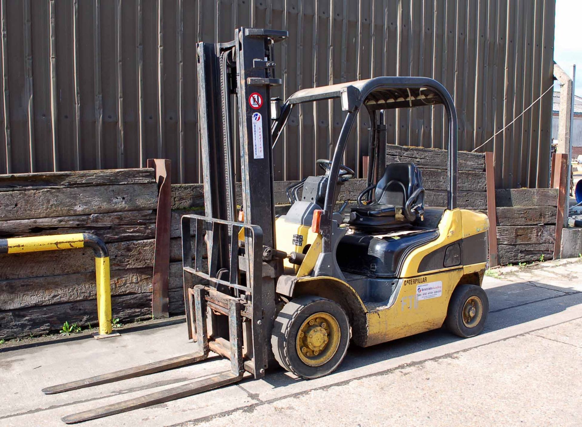 A CATERPILLAR DP25N Diesel Forklift Truck (Year 2005), Serial No. ET18C51732, 2500Kg capacity at 3. - Image 4 of 4