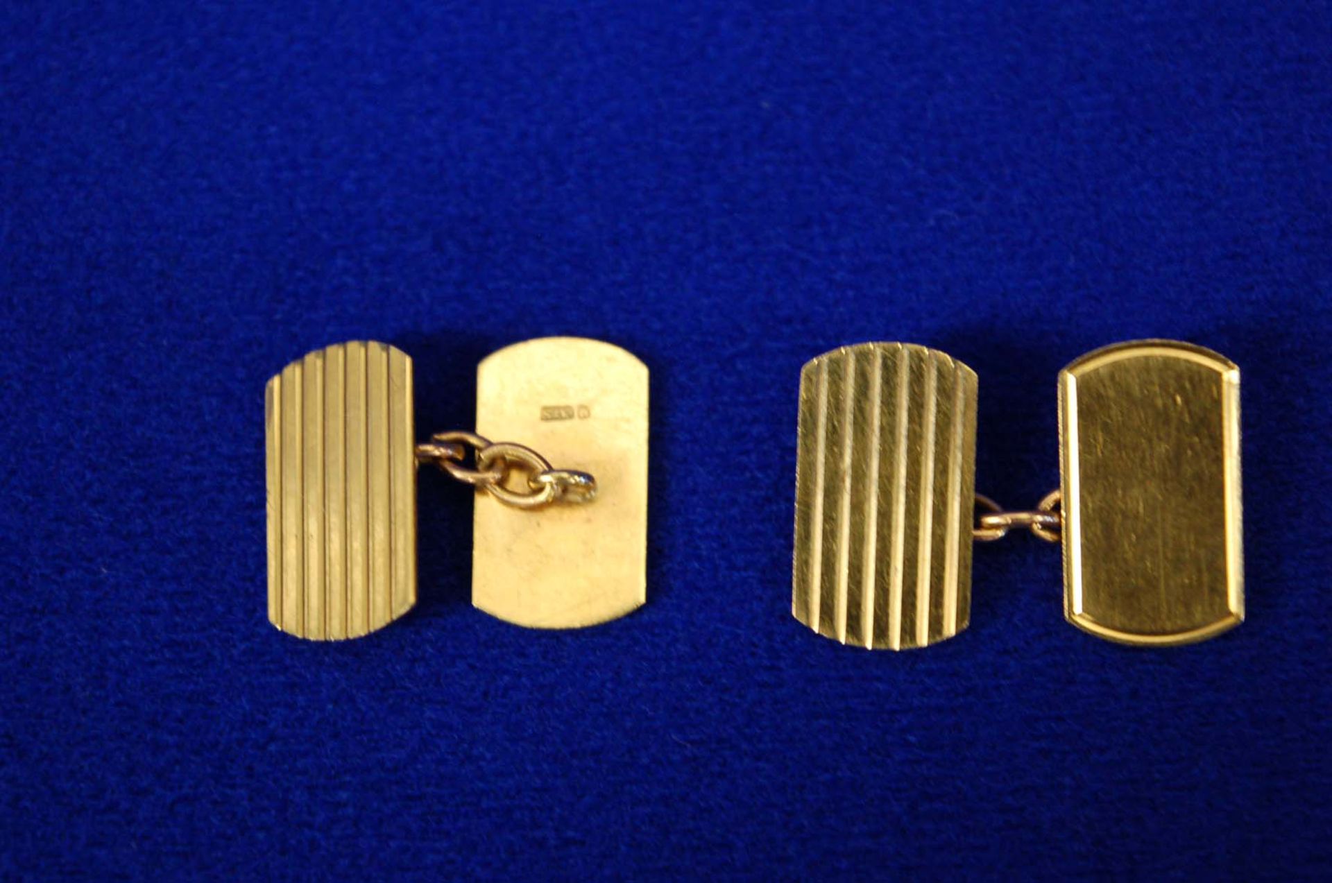 A Pair 9ct Gold Men’s Double Linked Cufflinks of Oblong Form with Radiused Corners with Engraved - Bild 2 aus 3