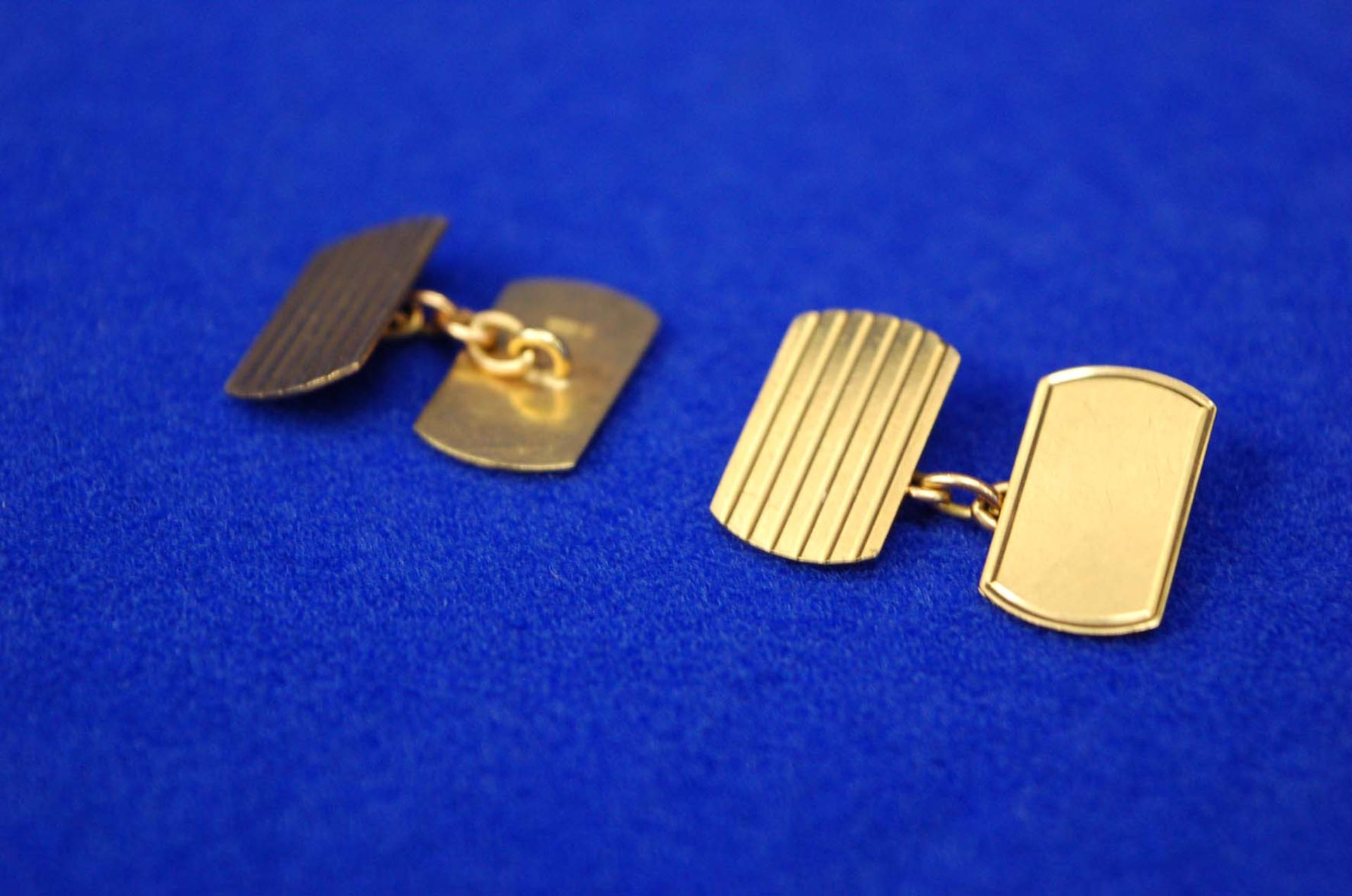 A Pair 9ct Gold Men’s Double Linked Cufflinks of Oblong Form with Radiused Corners with Engraved - Bild 3 aus 3