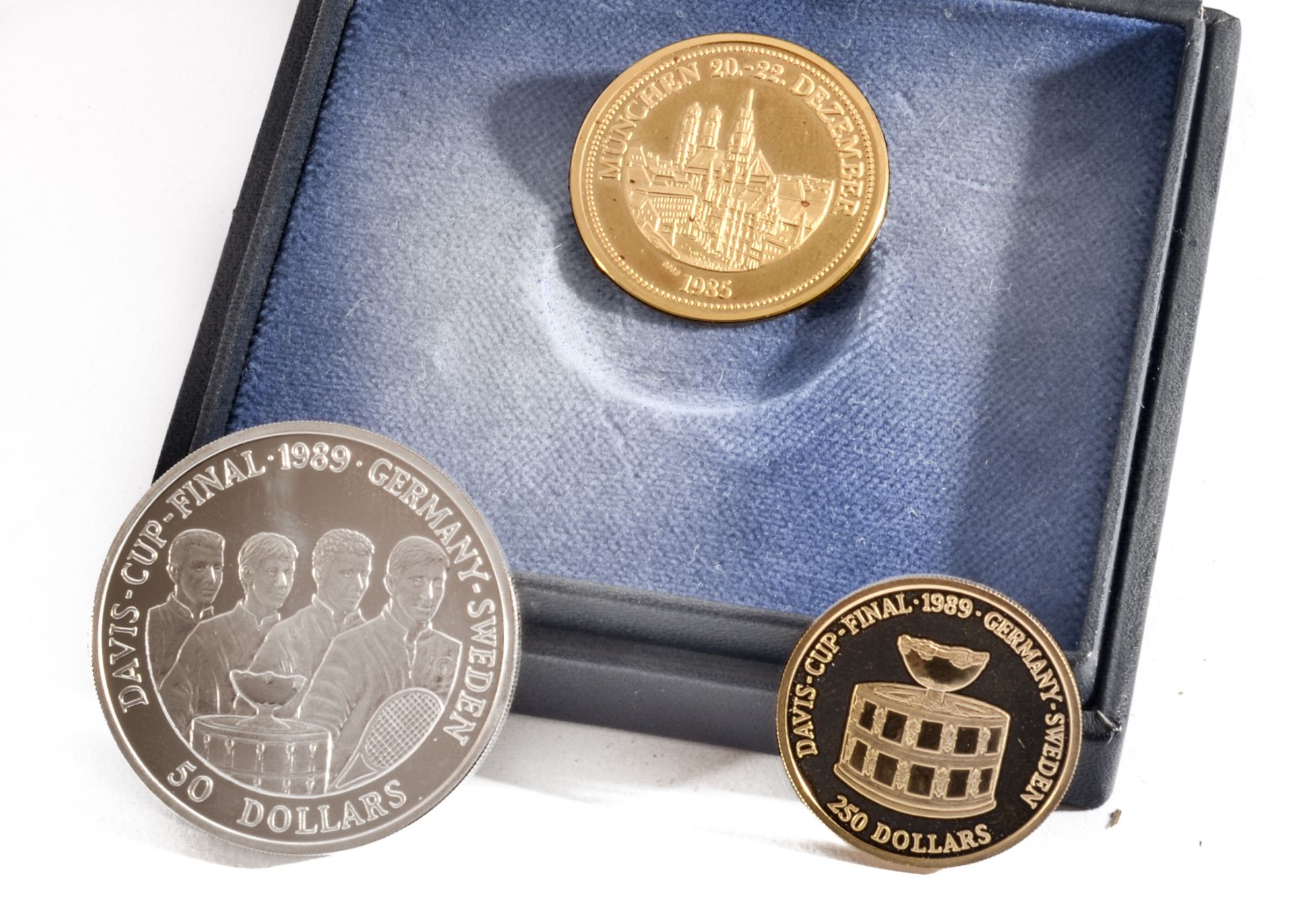 A DAVIS CUP Final 20-22/12/1985 30mm diameter Commemorative Gold Coin (Assayed 999.9, 14 grams) - Image 2 of 3