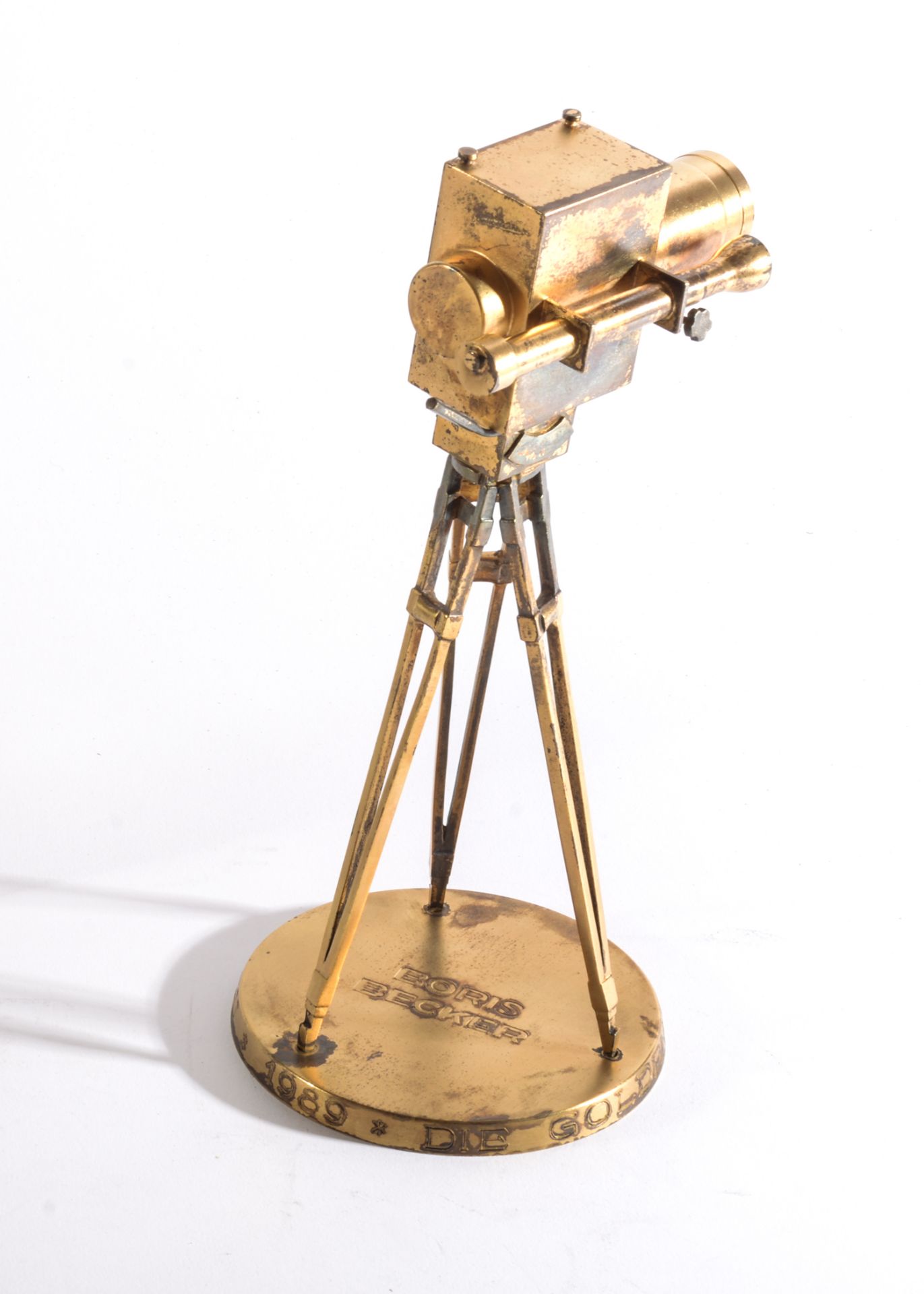 A Metal Likeness of a Television Camera on a Tripod with the words Die Goldene Kamera Von Horzu 1989 - Image 2 of 3