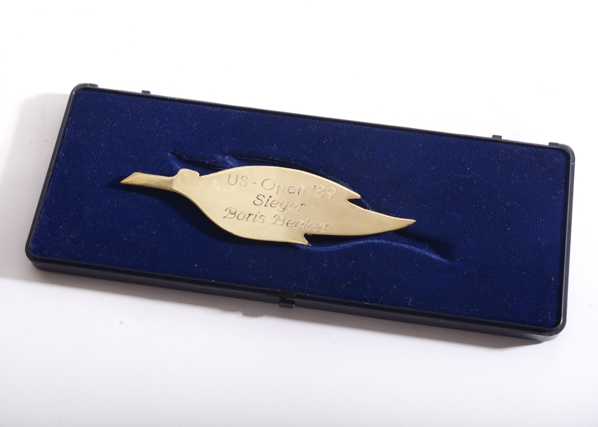 A Gold Coloured Cast Metal Leaf bearing the inscription US Open ’89 Sieger Boris Becker on the - Image 2 of 2