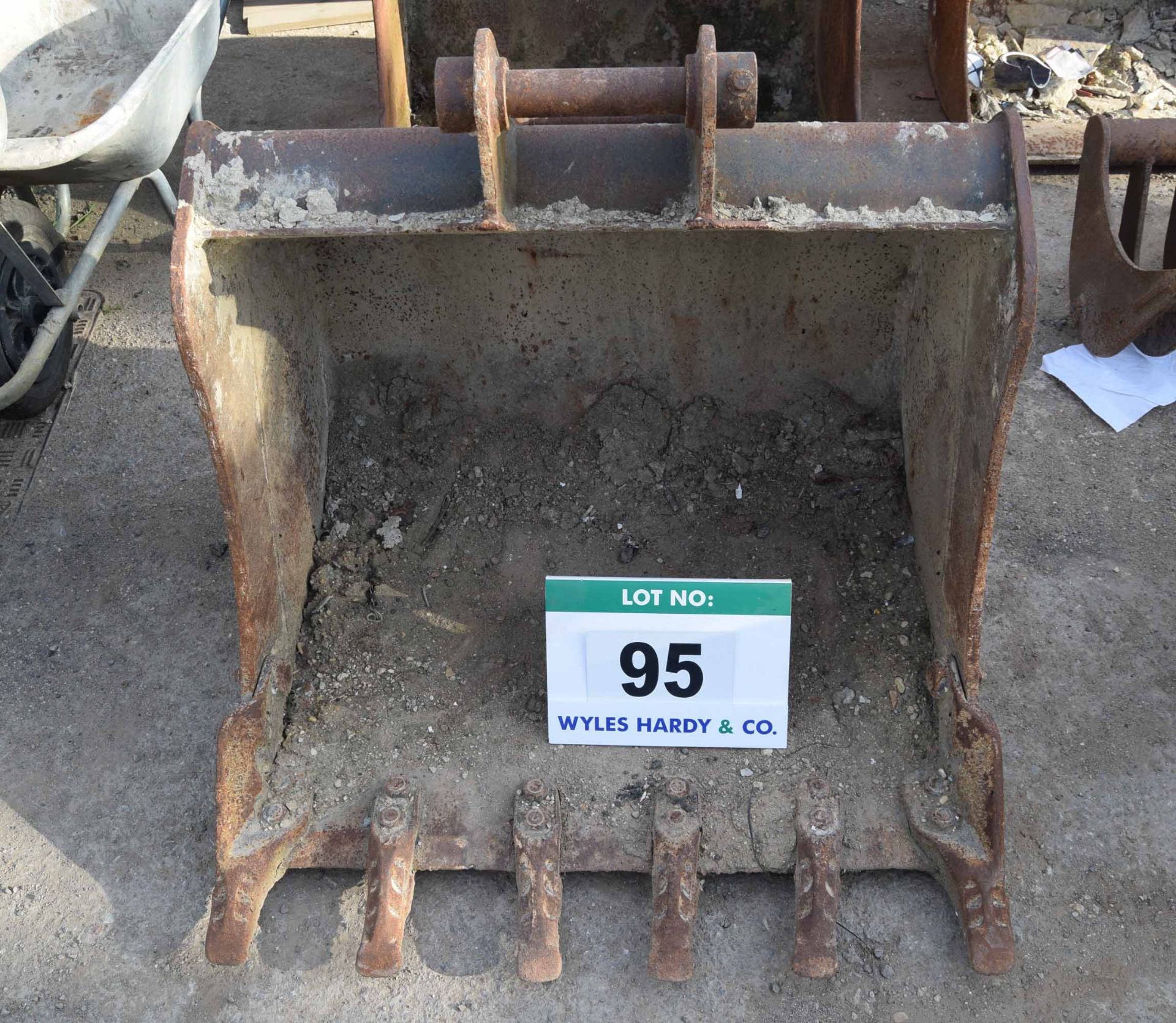 A 900mm Toothed Excavator Digging Bucket, 42mm Pins at 340mm Centres