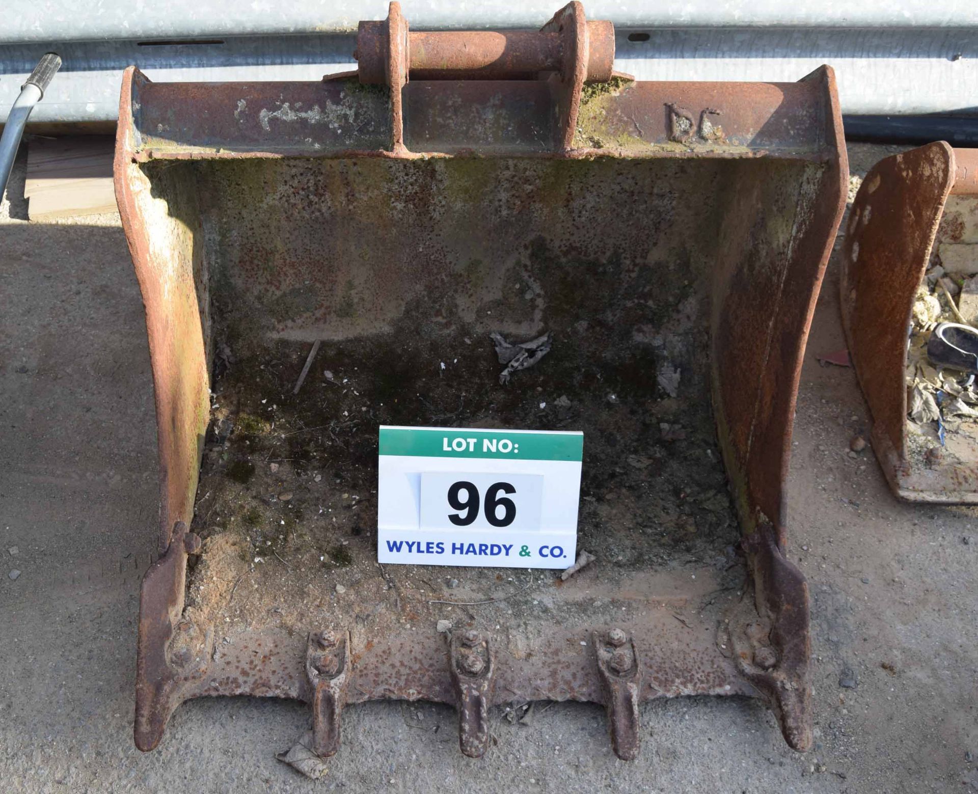 A 900mm Toothed Excavator Digging Bucket, 42mm Pins at 340mm Centres