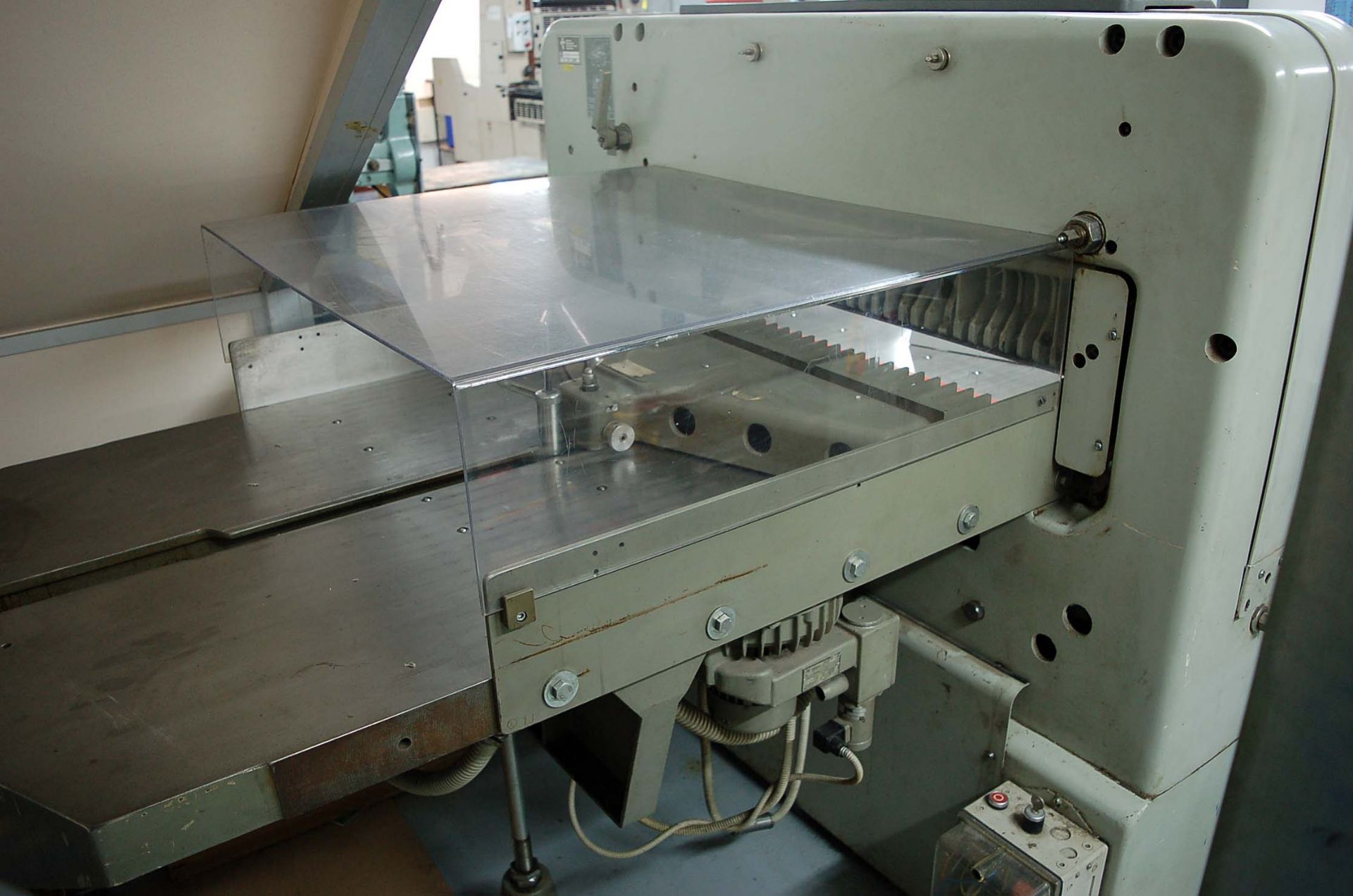 A POLAR MOHR Model 92 EMC 92cm Mechanical Paper Guillotine, Serial No. 6011113 with fitted Auto Back - Image 3 of 3