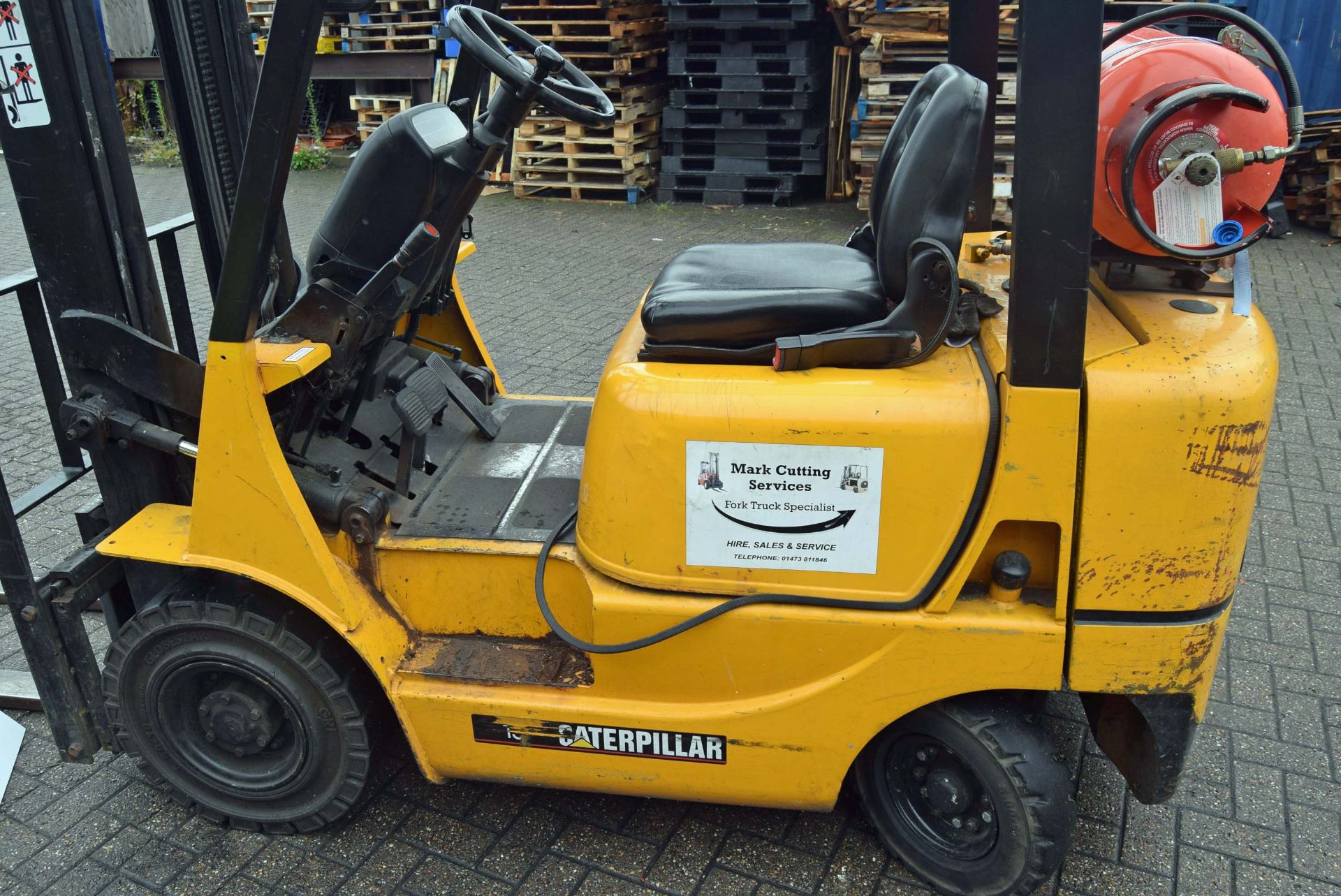 A CATERPILLAR GP15K LPG Forklift Truck, Serial No. IET31A-61060, (1999) 1500Kg capacity, with 3.72M - Image 5 of 7