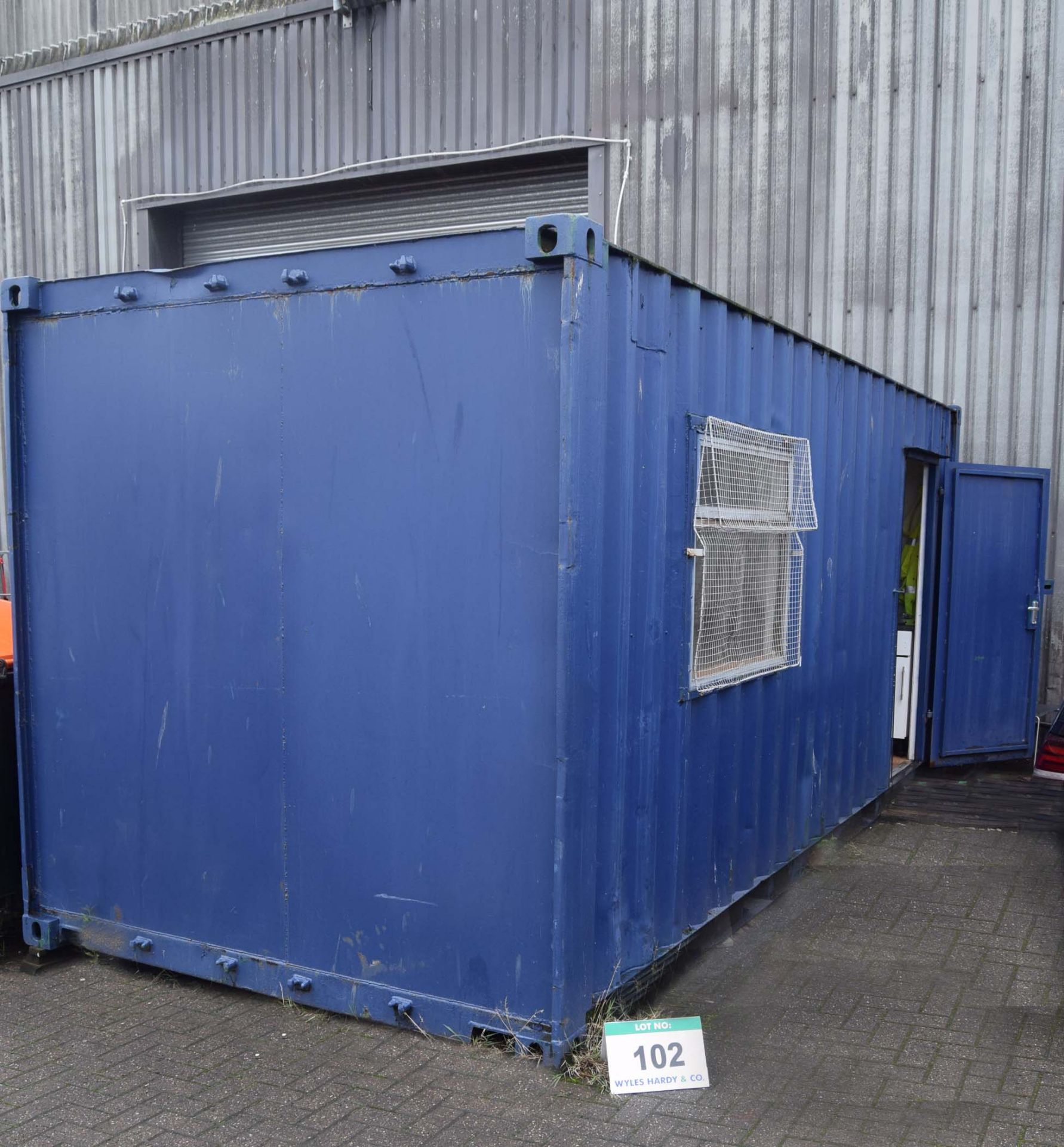 An Approx. 20ft x 8ft6 Steel Site Canteen Cabin with Electric Light, Heat and Hot Water, Contents