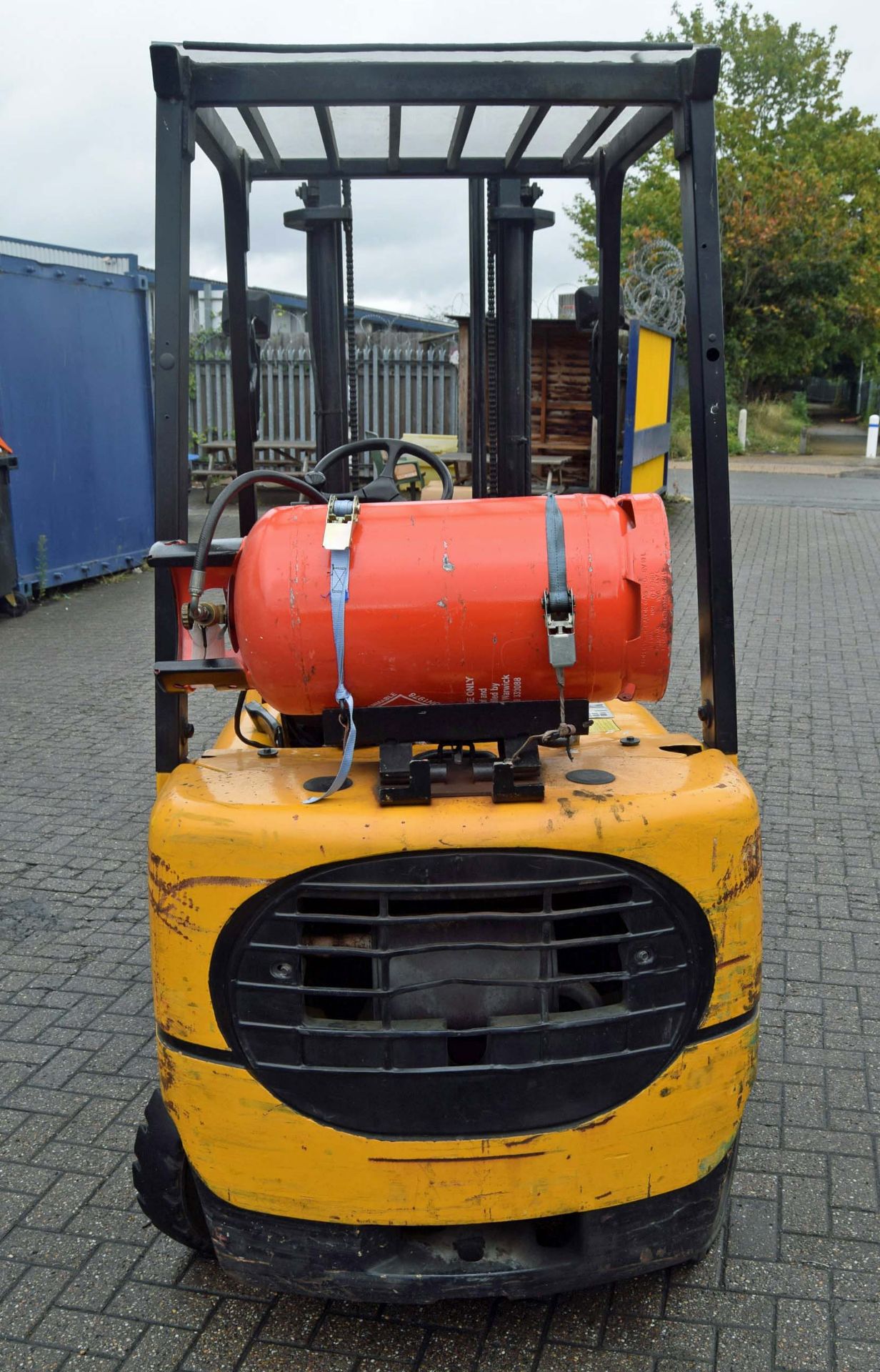 A CATERPILLAR GP15K LPG Forklift Truck, Serial No. IET31A-61060, (1999) 1500Kg capacity, with 3.72M - Image 3 of 7