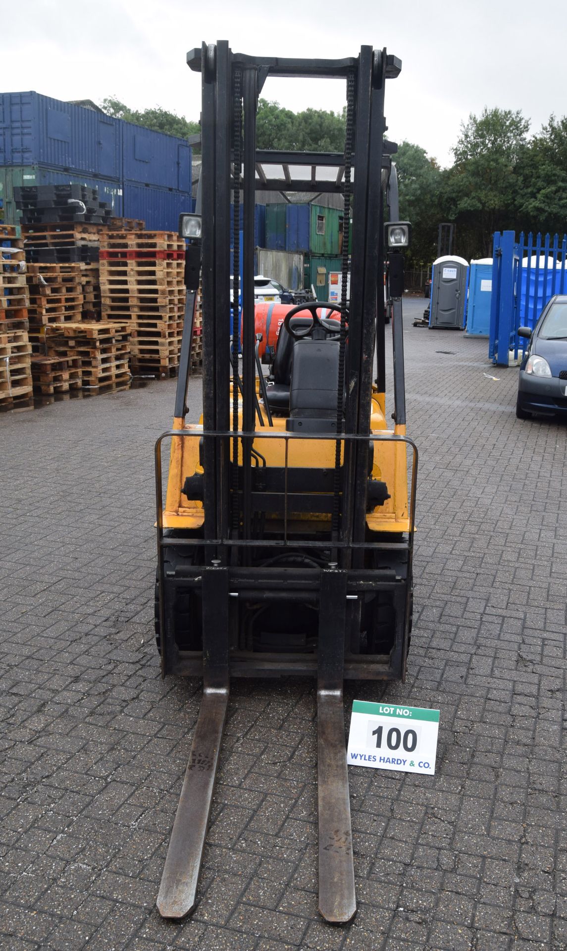 A CATERPILLAR GP15K LPG Forklift Truck, Serial No. IET31A-61060, (1999) 1500Kg capacity, with 3.72M - Image 4 of 7