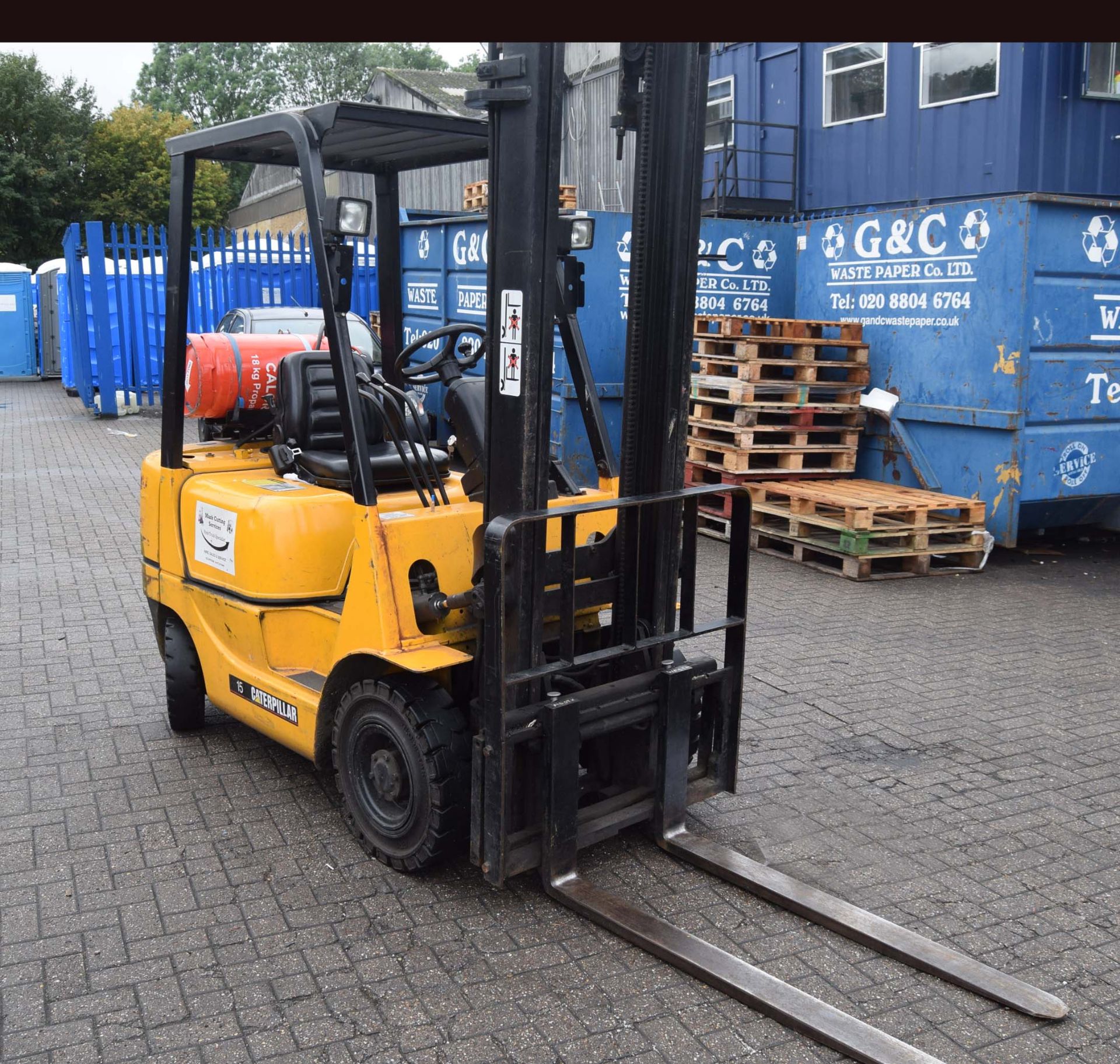 A CATERPILLAR GP15K LPG Forklift Truck, Serial No. IET31A-61060, (1999) 1500Kg capacity, with 3.72M - Image 2 of 7