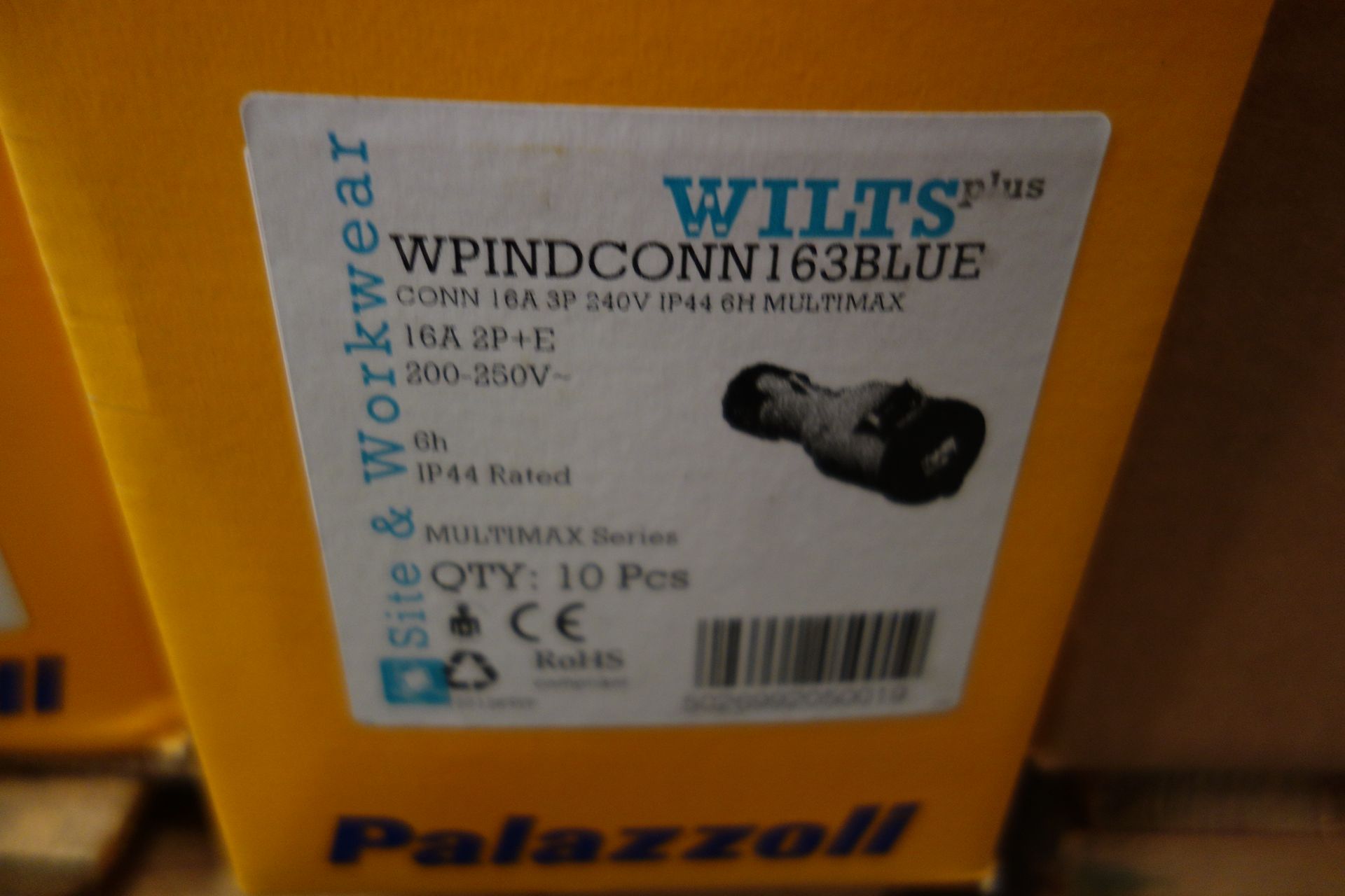 30 X Wilts WPINDCONN163BLUE 16A 2P + E Blue Female Socket