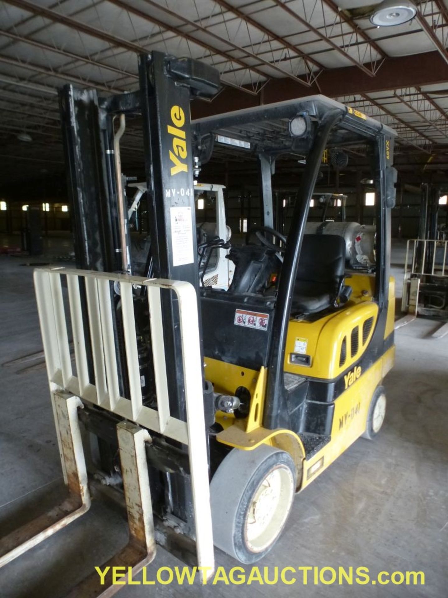 Yale Propane Forklift - Model No. GLC060VXNDAF085; Serial No. C910V06119R; 48" Forks; 1870 Hours; - Image 5 of 27