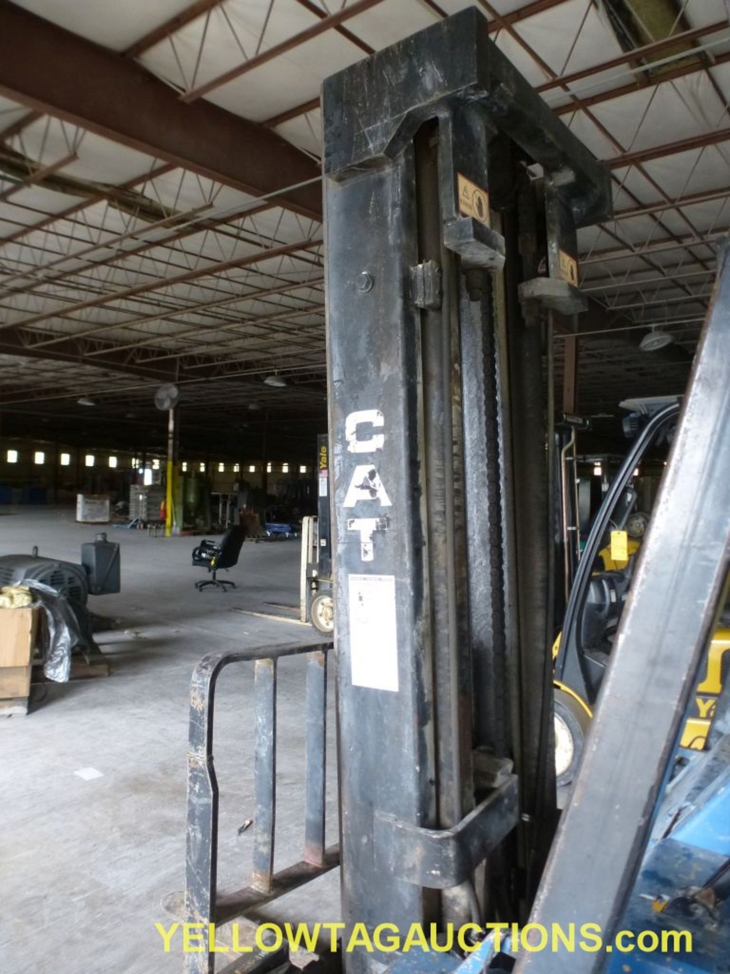 CAT Propane Forklift - Model No. V90E; Serial No. 77X2231; 48" Forks; Max Capacity: 9000 lbs; Max - Image 24 of 28