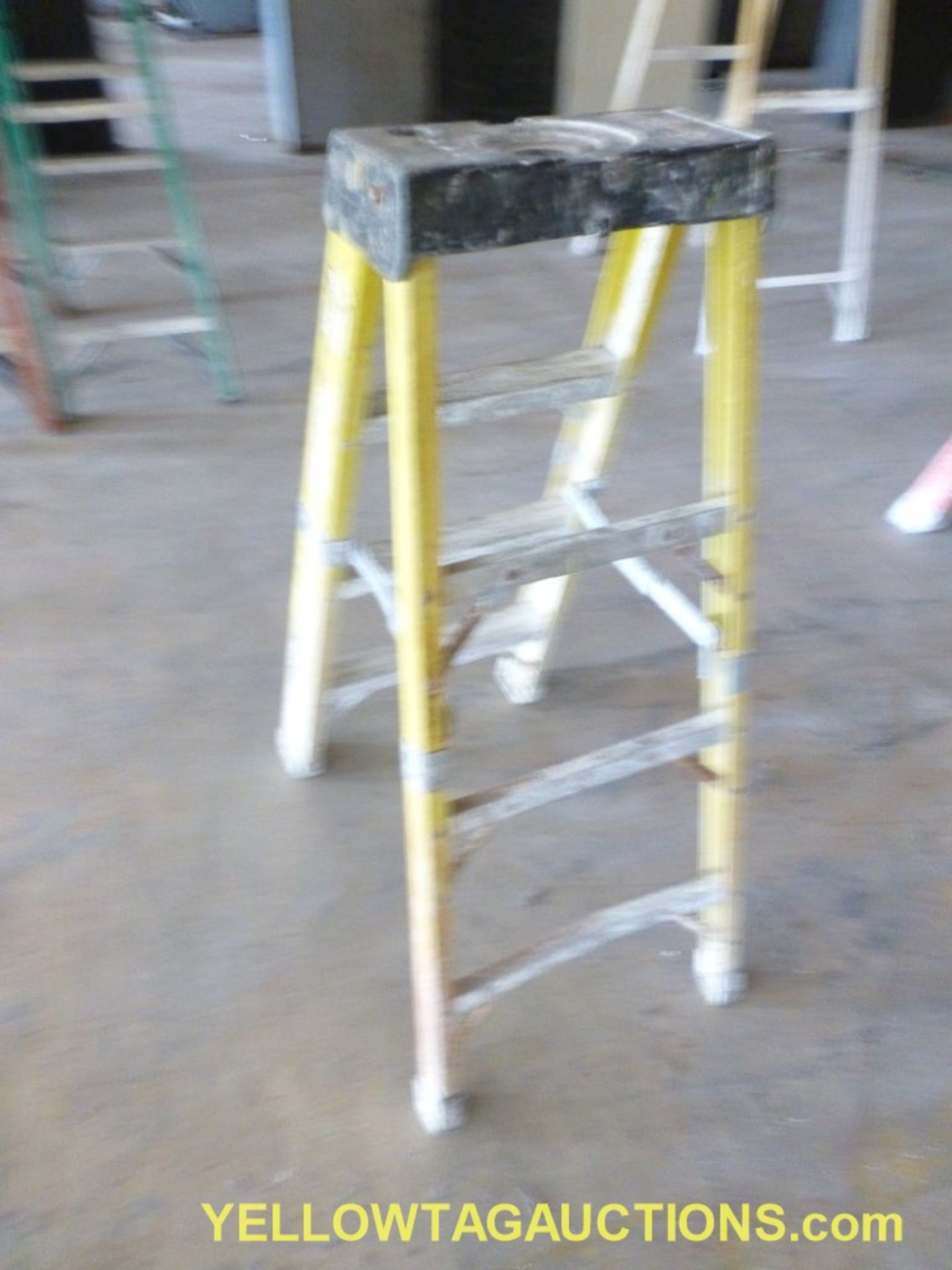 Featherlite 4' Fiberglass Ladder