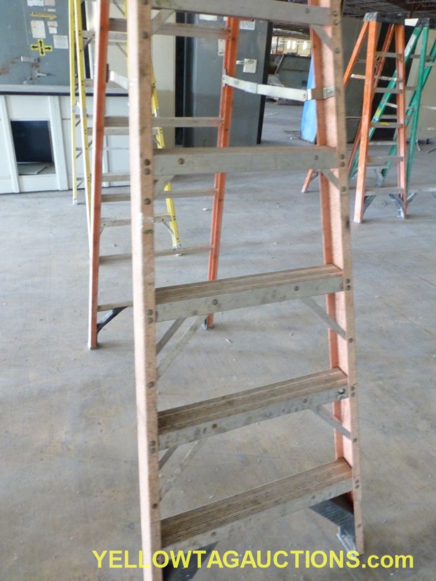 Werner 8' Fiberglass Ladder - Image 3 of 3