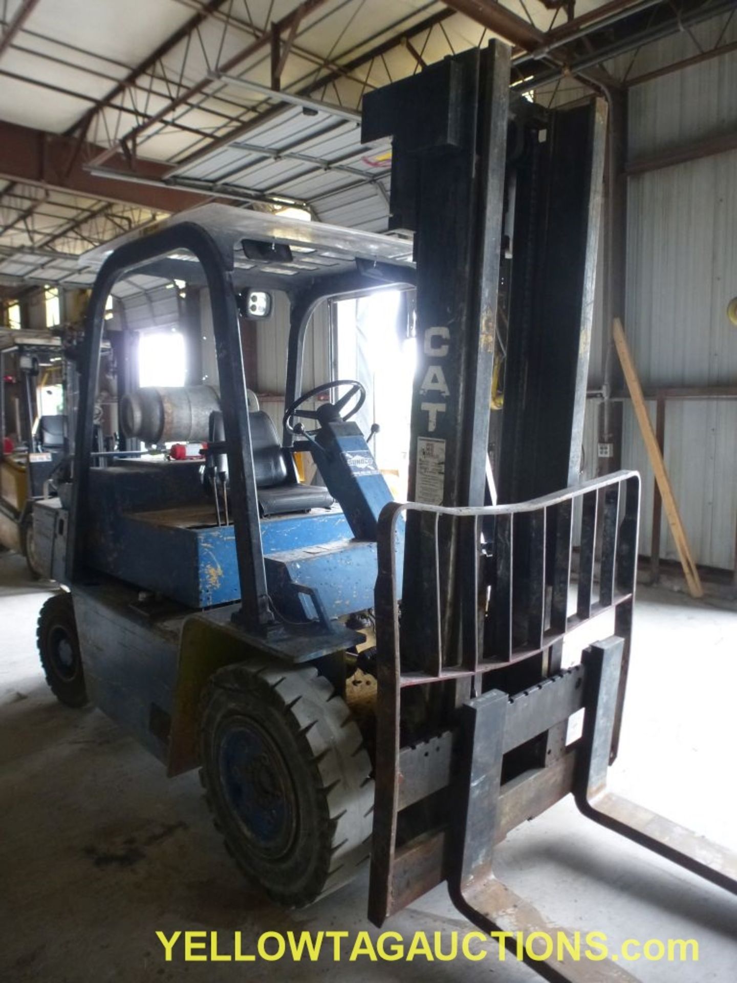 CAT Propane Forklift - Model No. V90E; Serial No. 77X2231; 48" Forks; Max Capacity: 9000 lbs; Max - Image 7 of 28