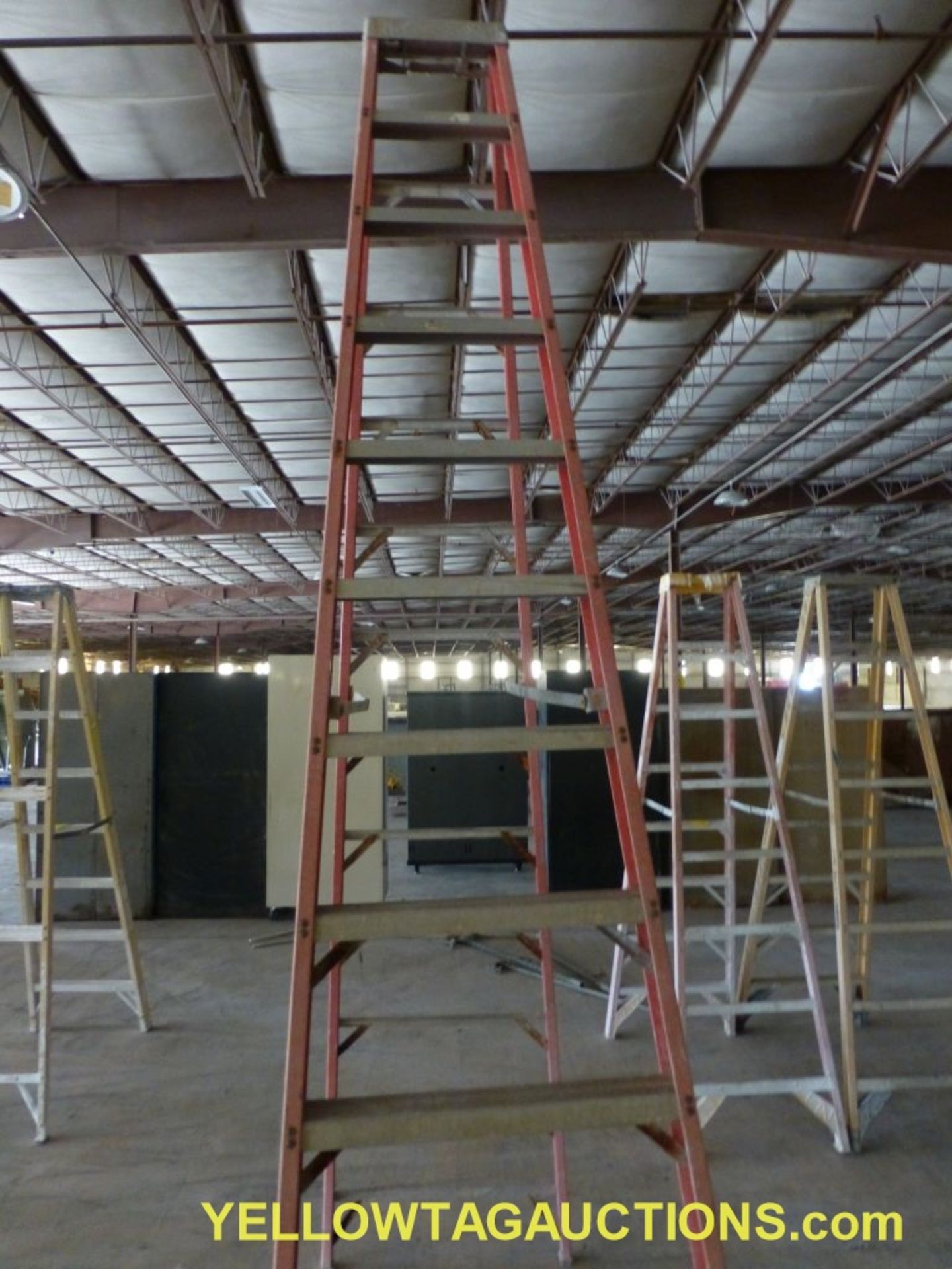Louisville 10' Fiberglass Ladder - Image 2 of 4